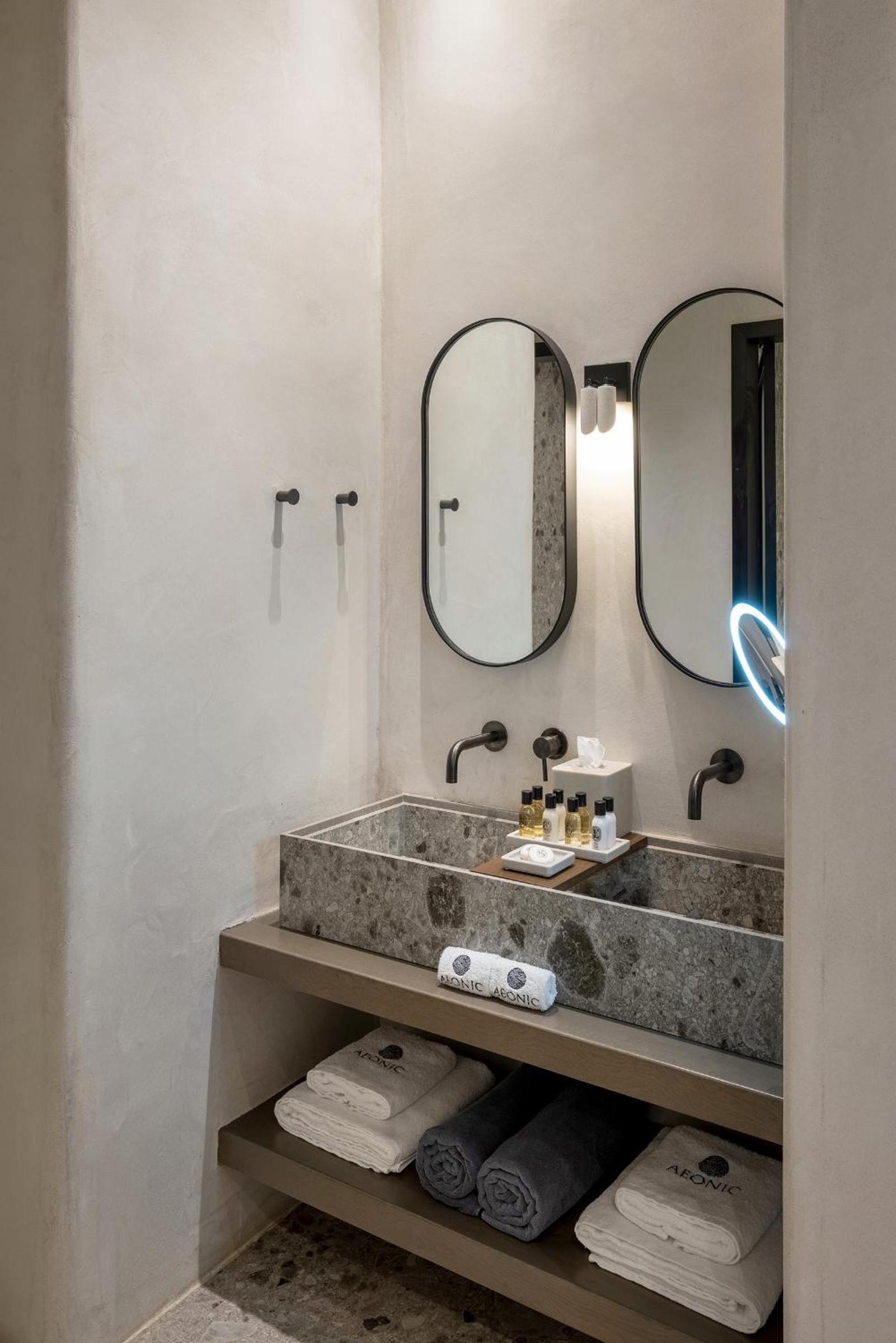 CHRONOS Suite with Jacuzzi - Photo 14