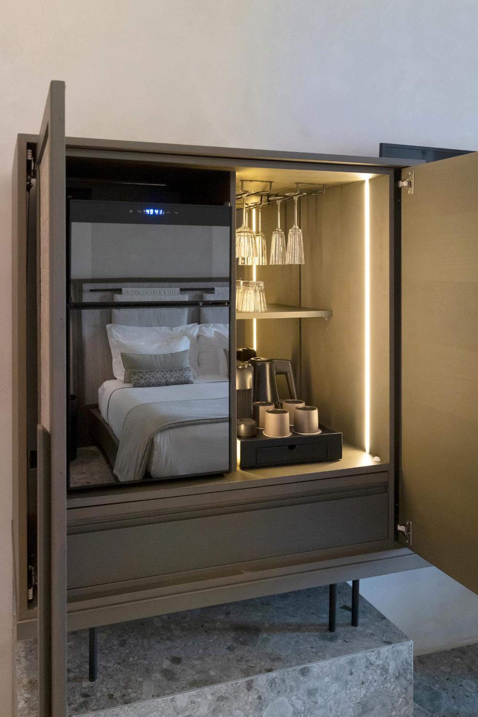 CHRONOS Suite with Jacuzzi - Photo 10