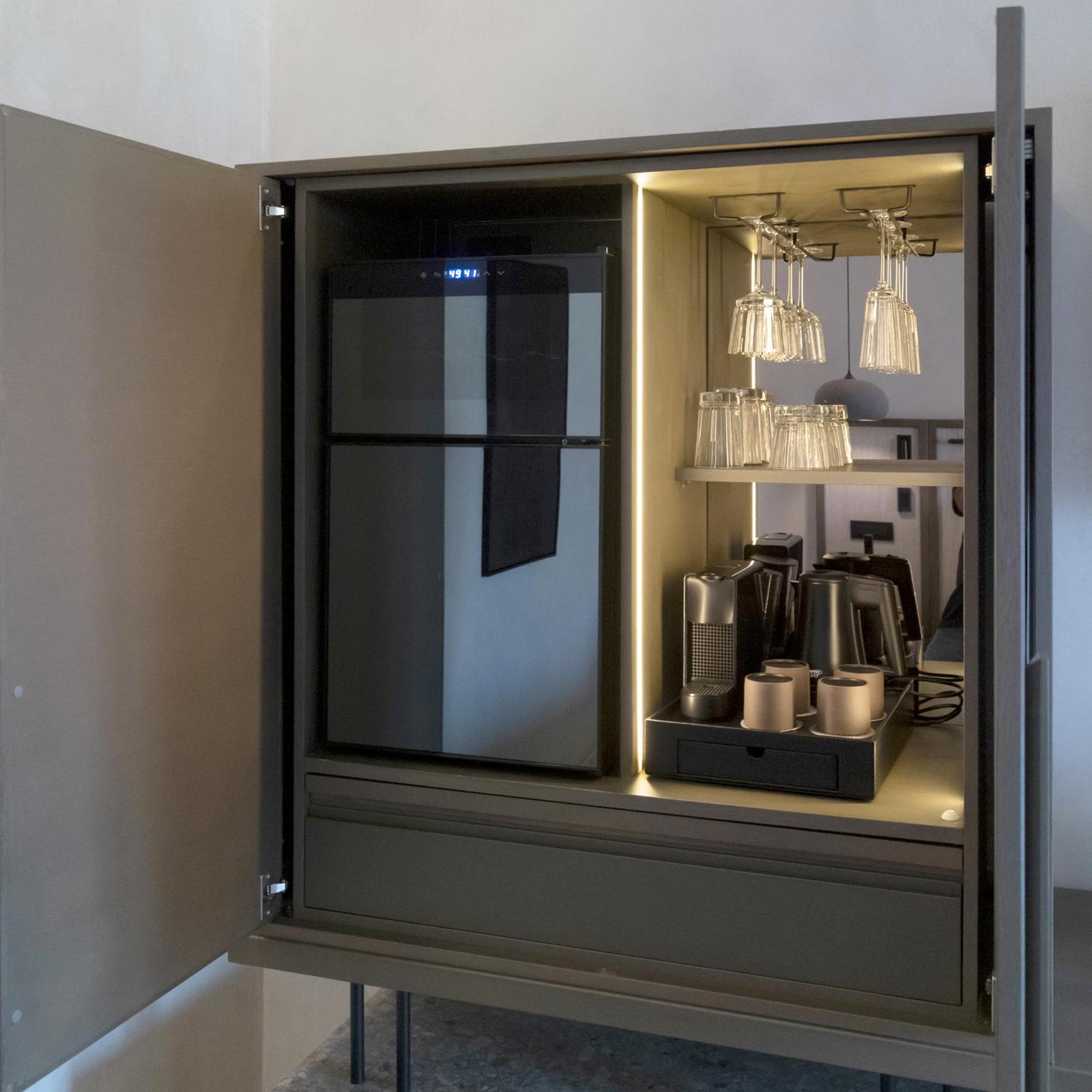 CHRONOS Suite with Jacuzzi - Photo 9