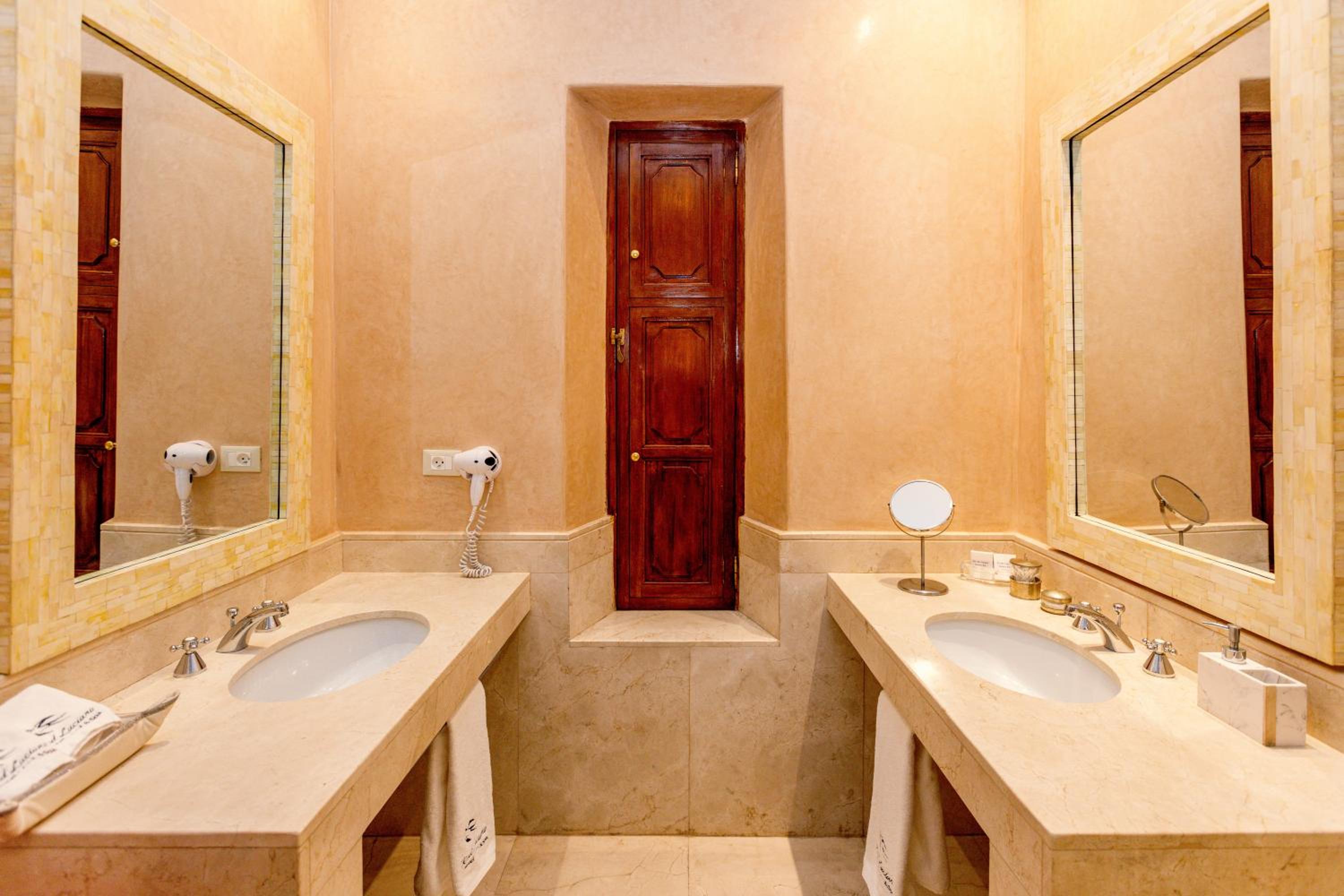 Deluxe Suite - Photo 17