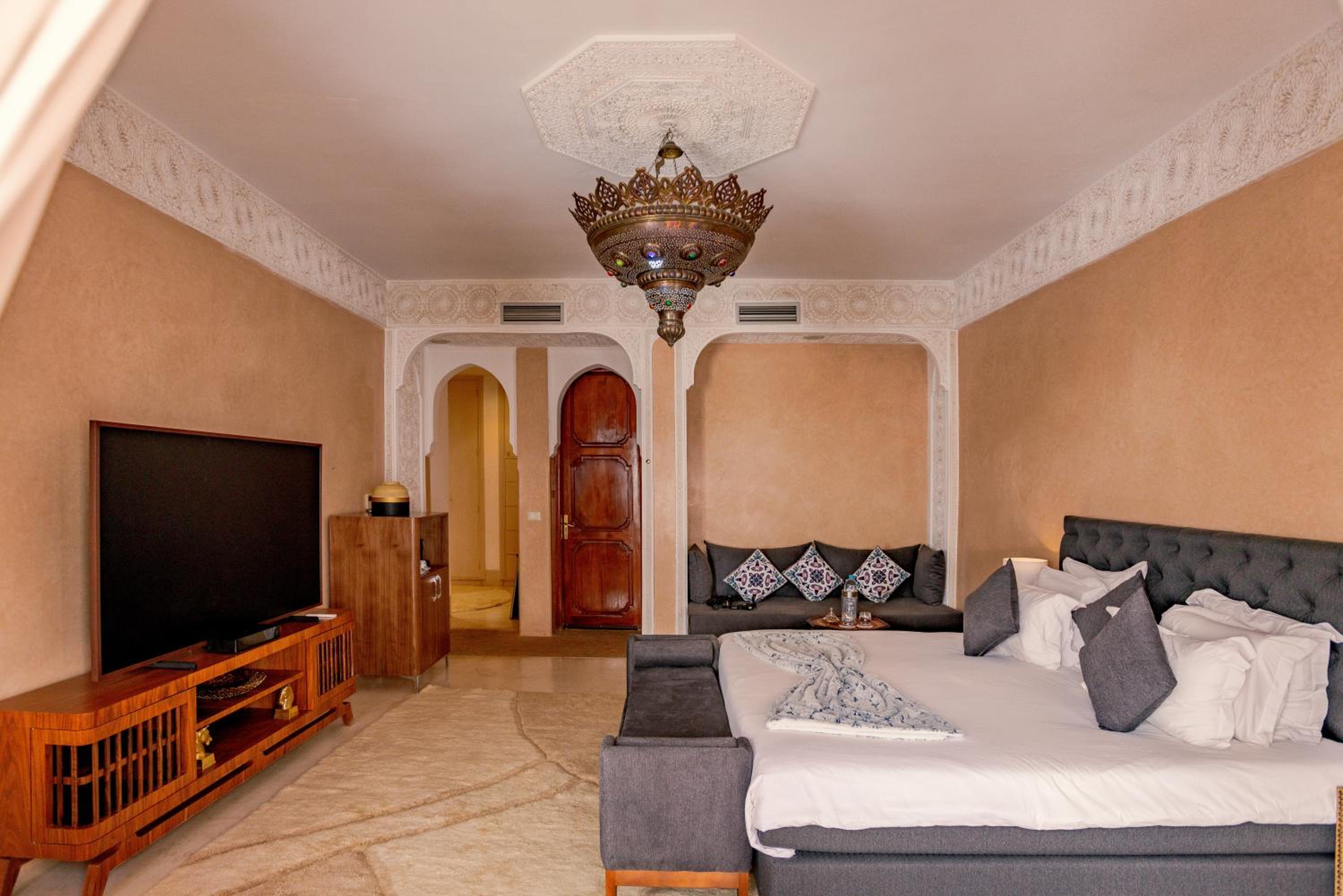 Deluxe Suite - Photo 19