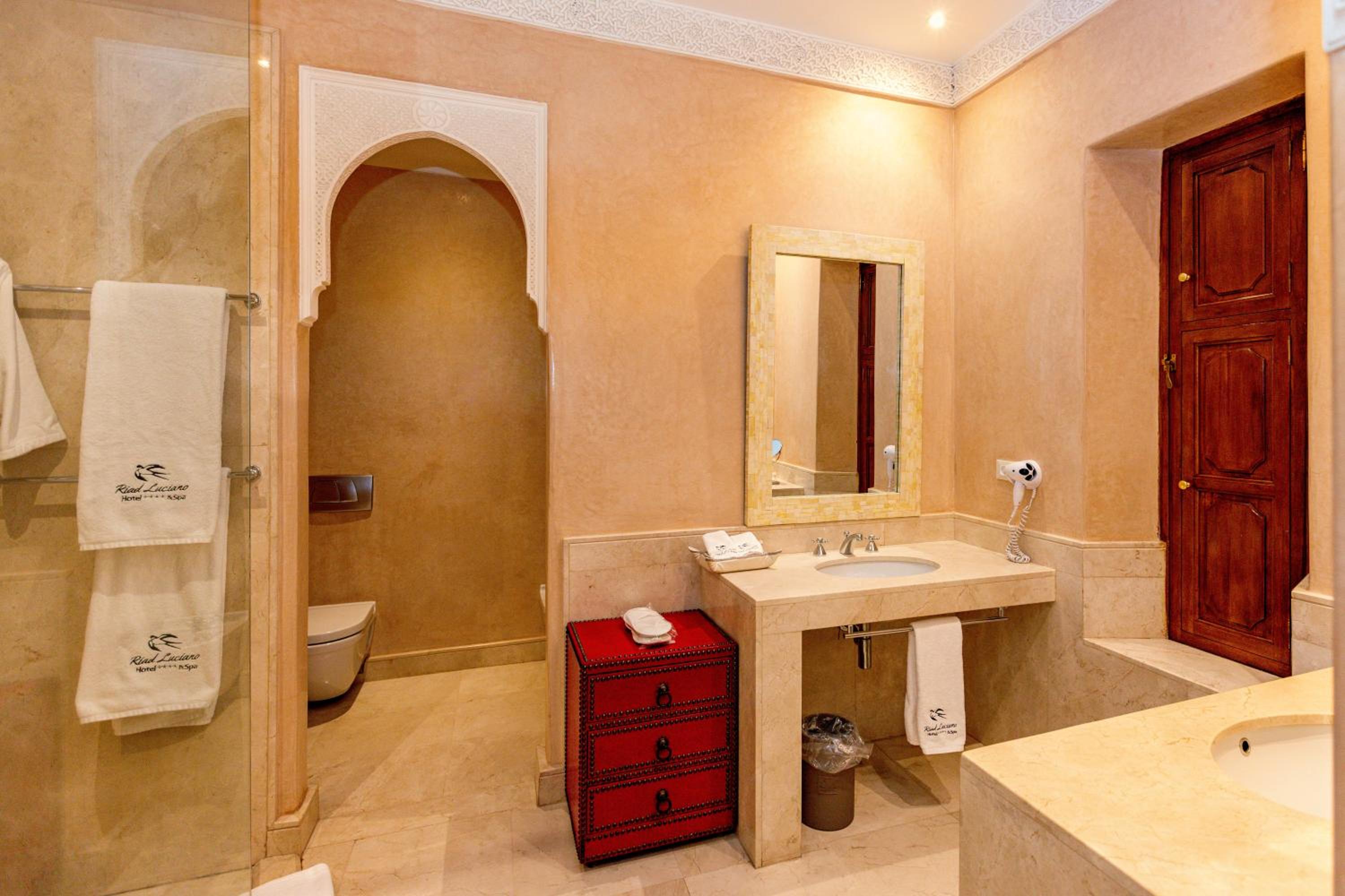 Deluxe Suite - Photo 10