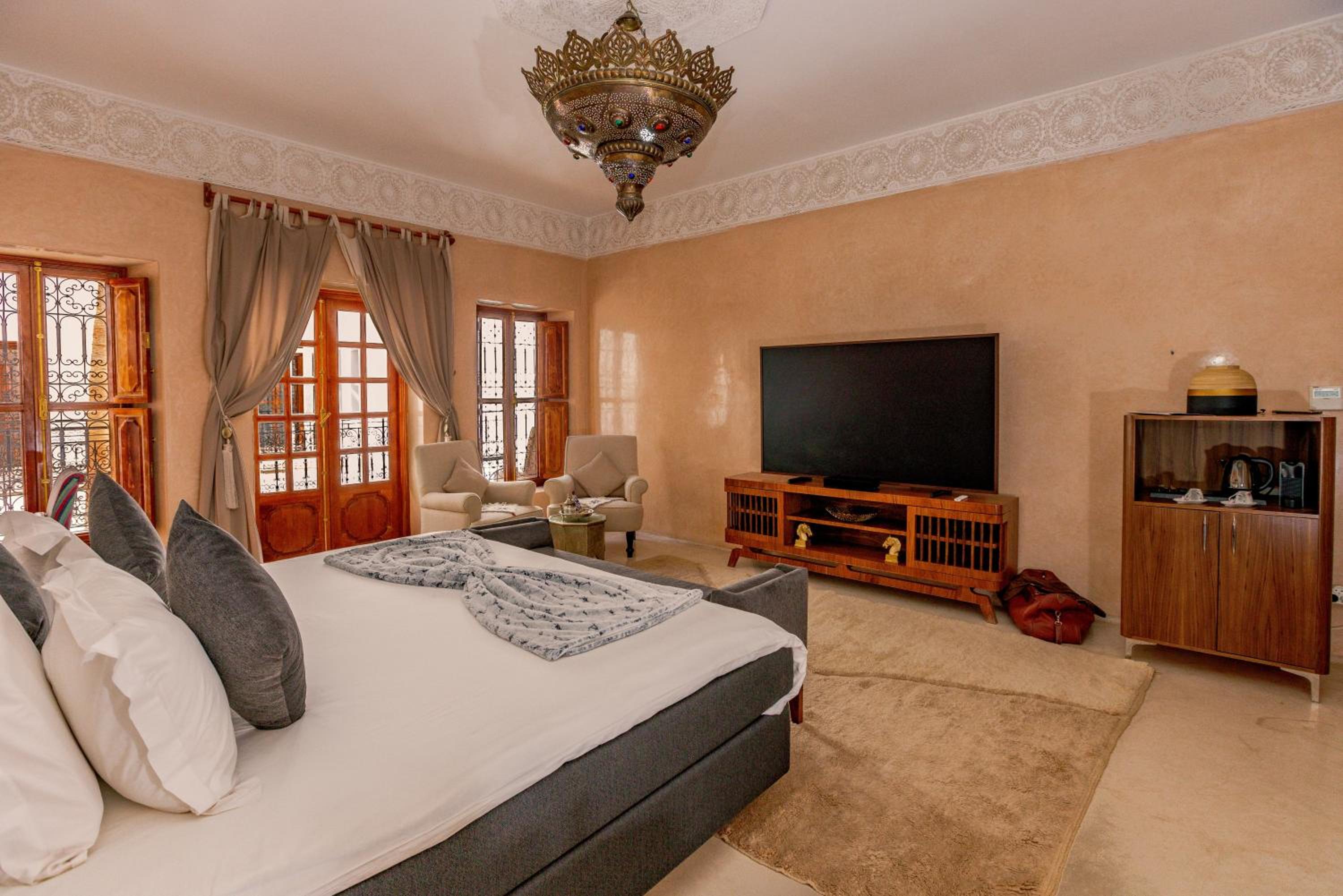 Deluxe Suite - Photo 13