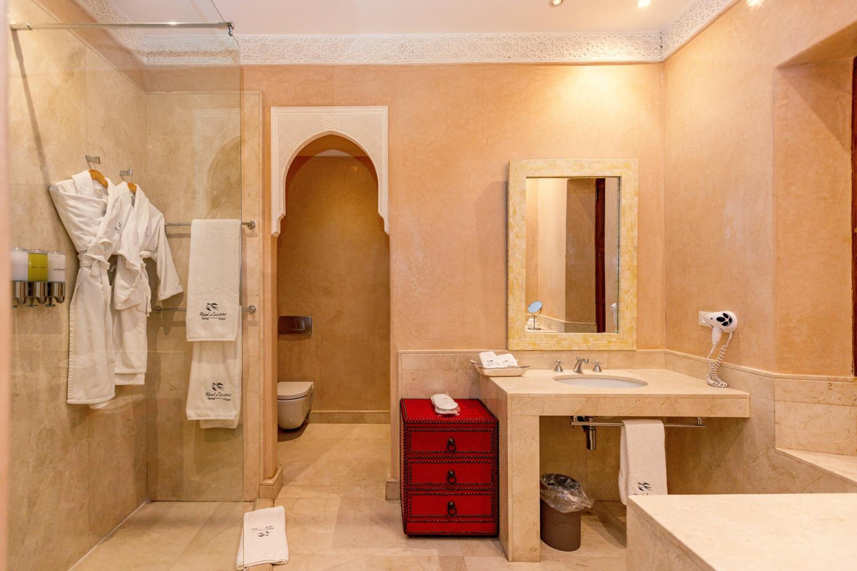 Deluxe Suite - Photo 22
