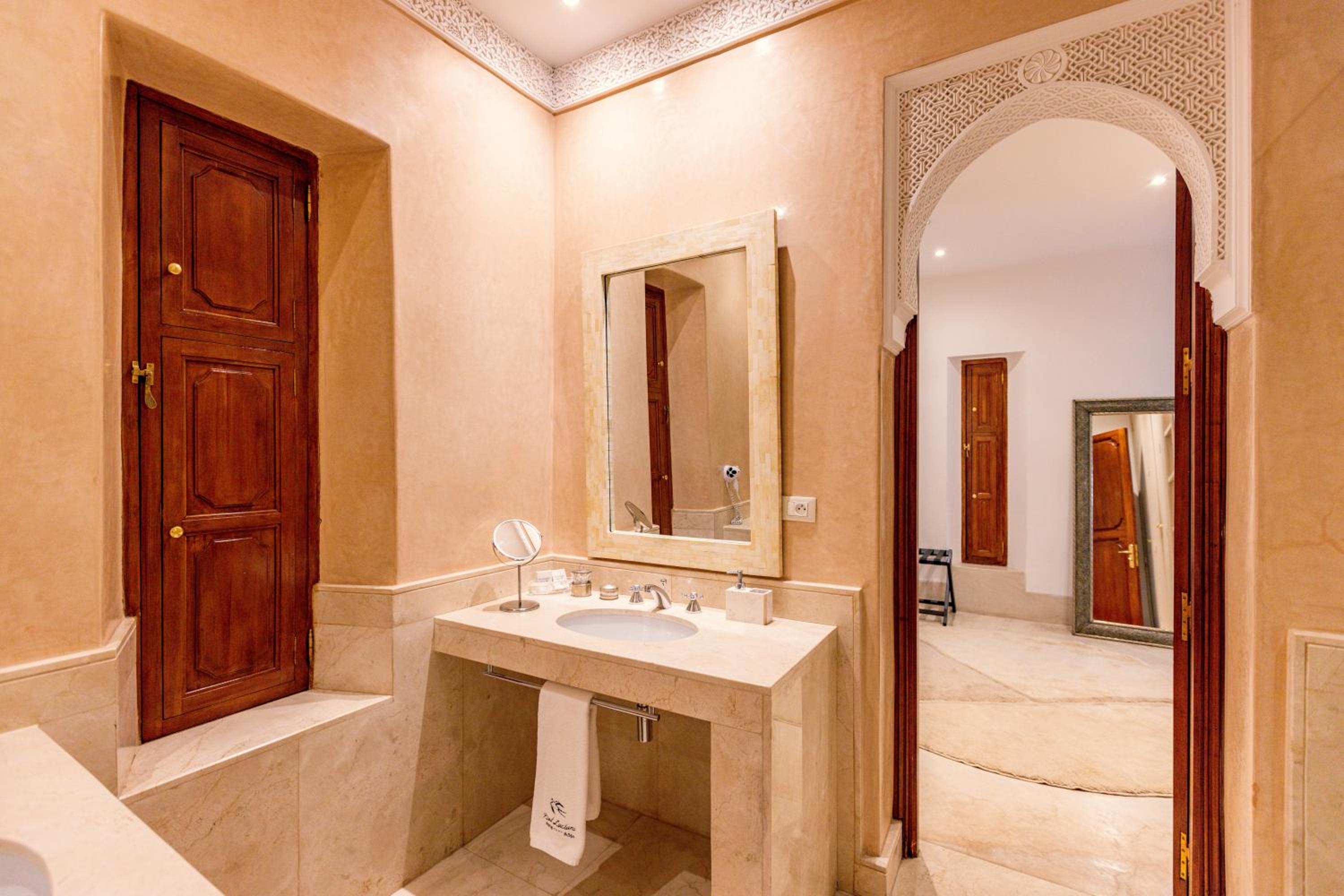 Deluxe Suite - Photo 3
