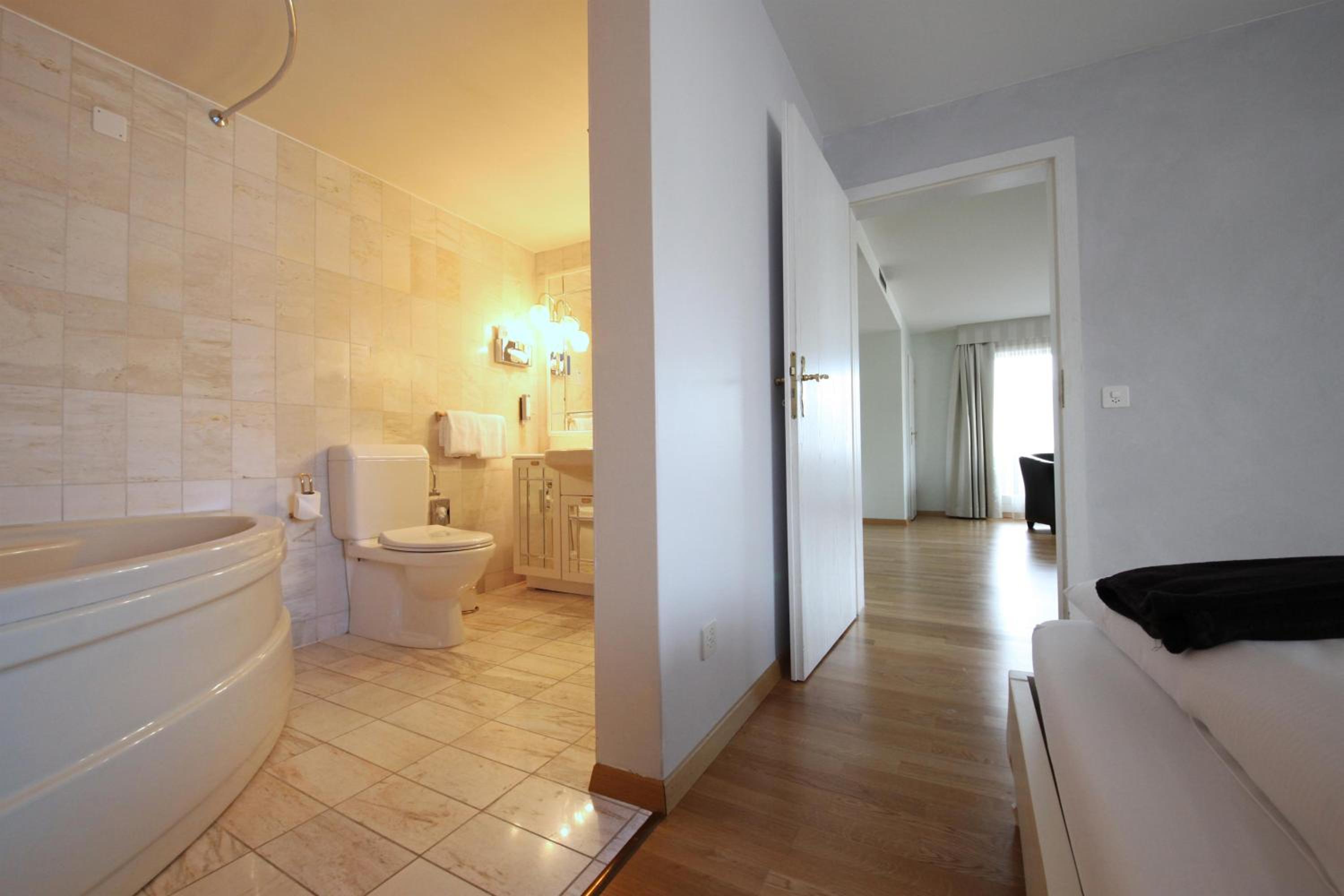 Suite with Lake View photo 2