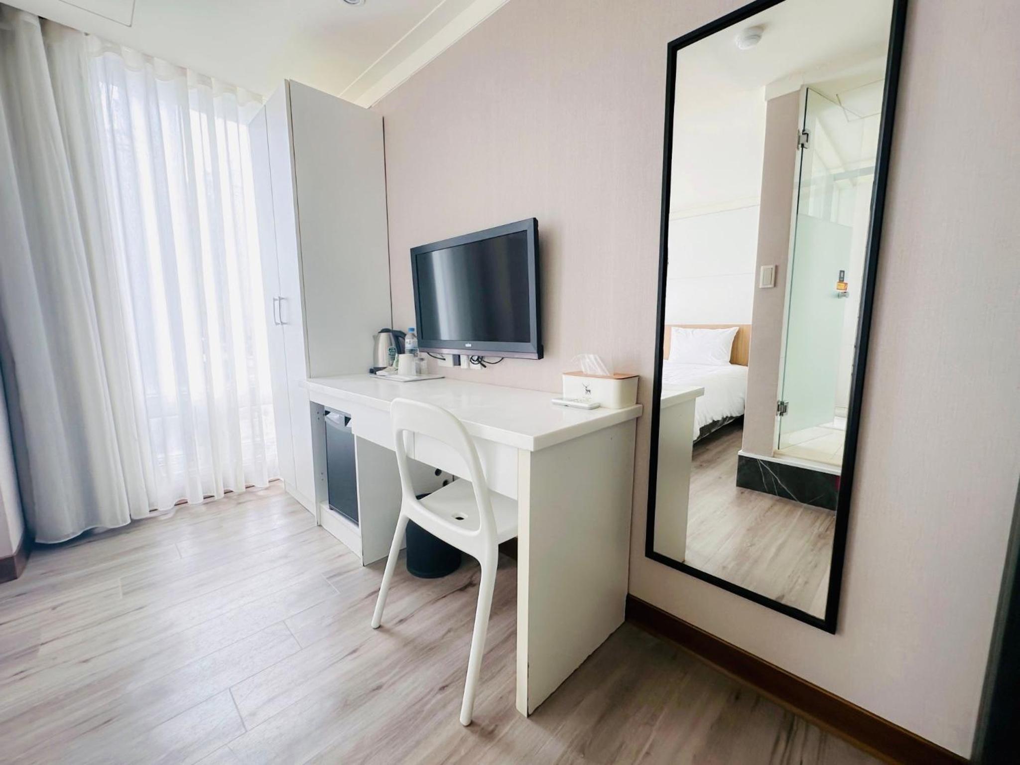Standard Twin Room - Photo 4