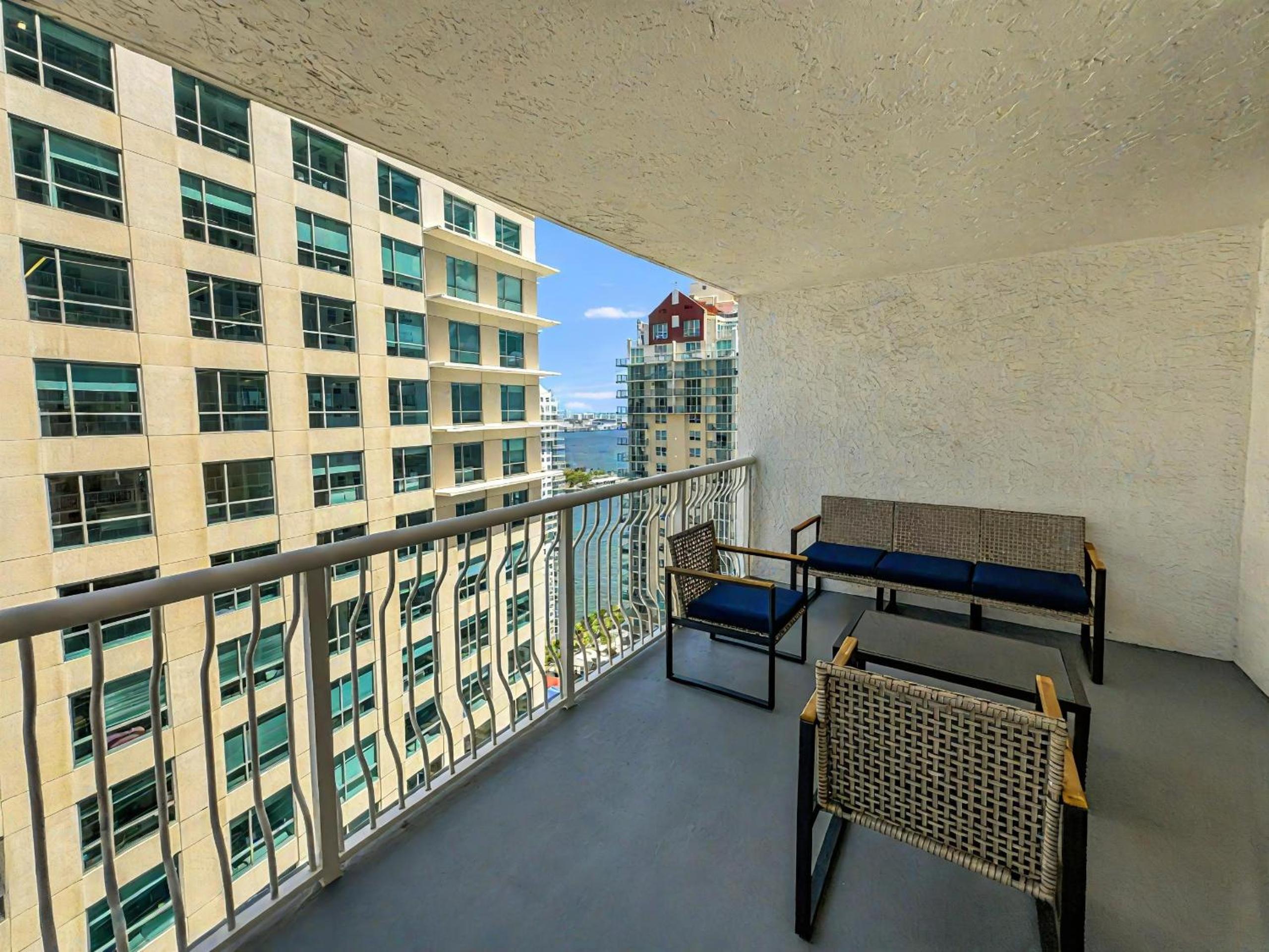 One-Bedroom Apartment with Balcony and Water View photo 3