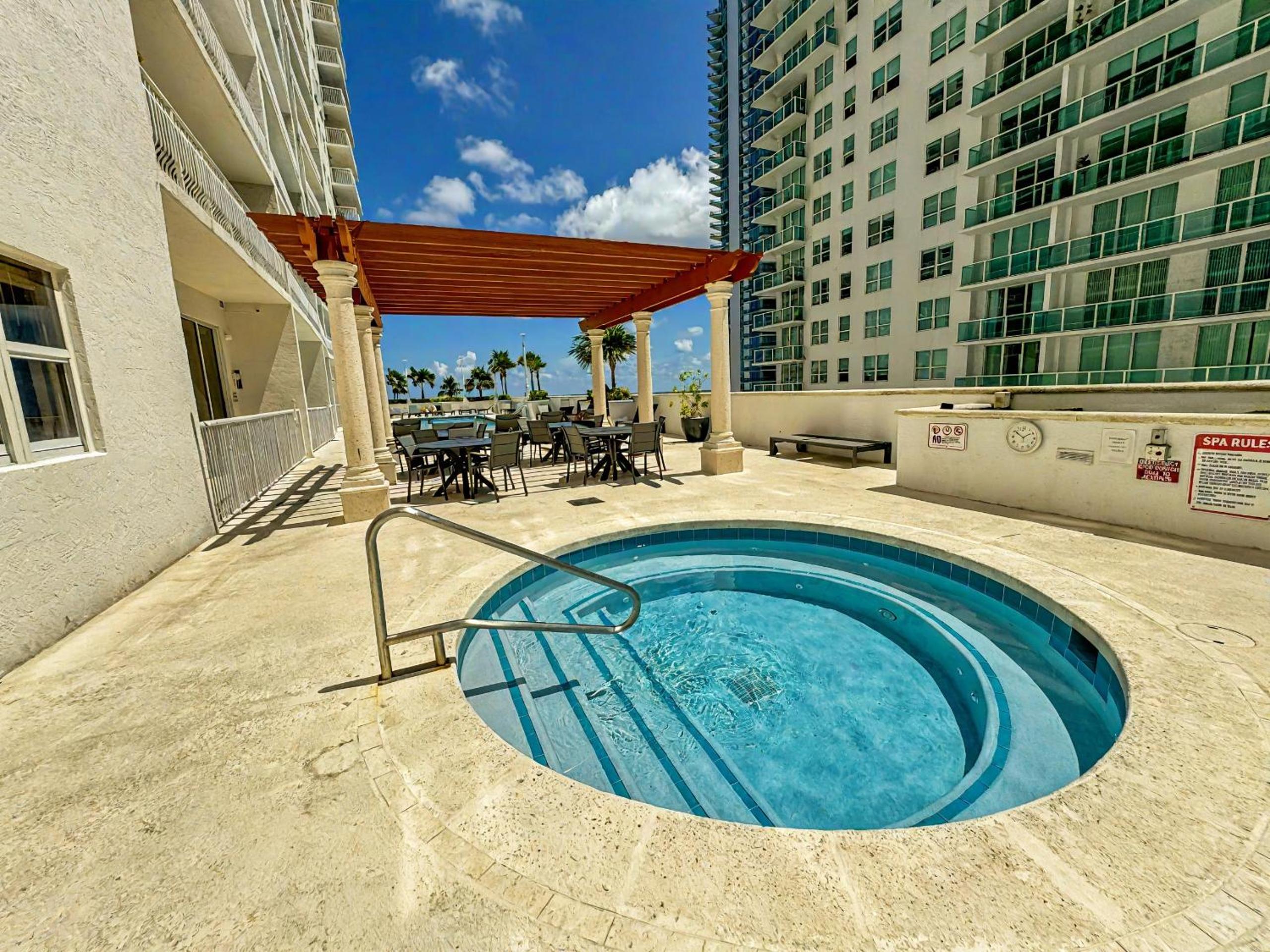 One-Bedroom Apartment with Balcony and Water View photo 3