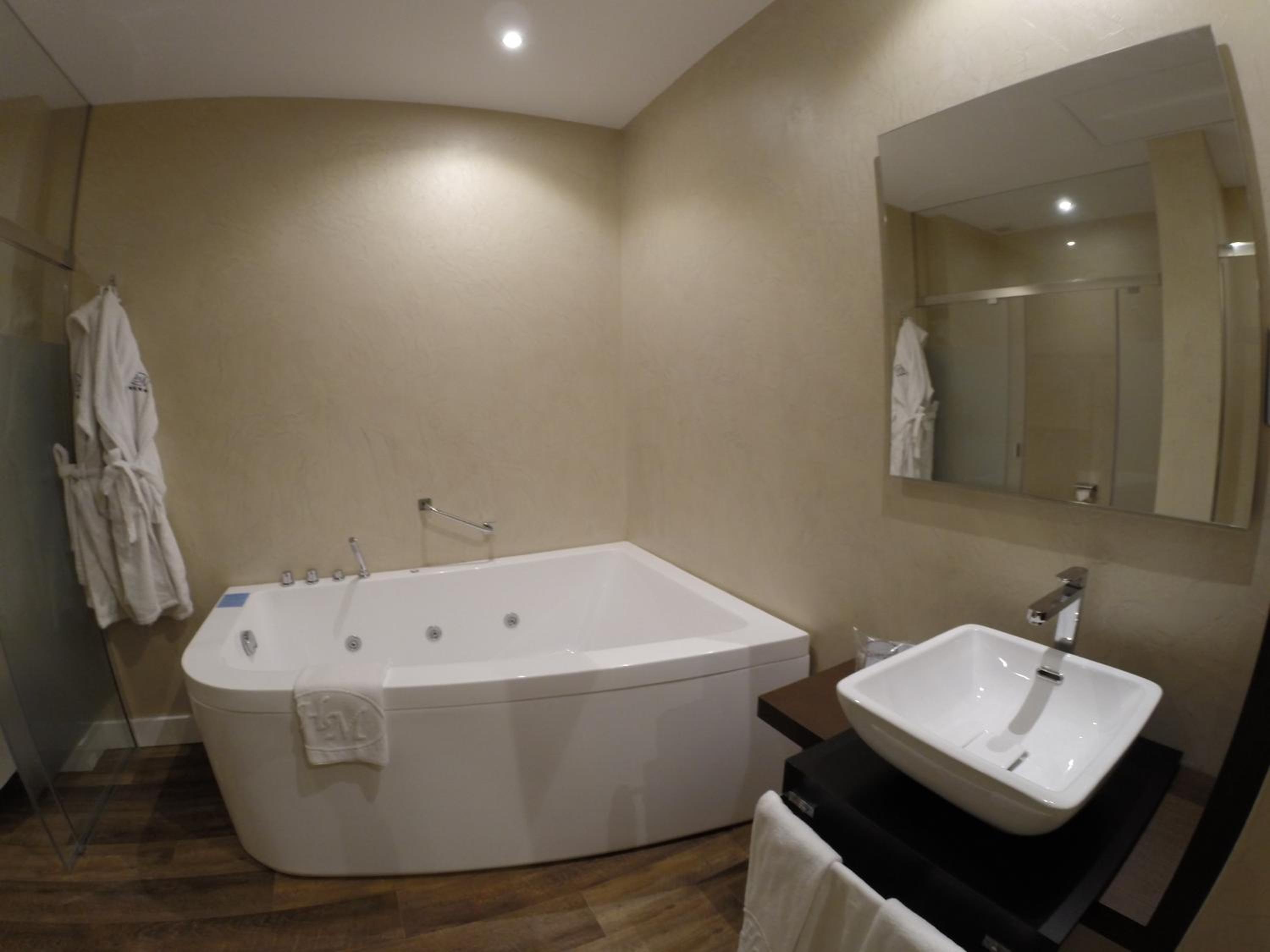 Deluxe Double Room with Jacuzzi  photo 3
