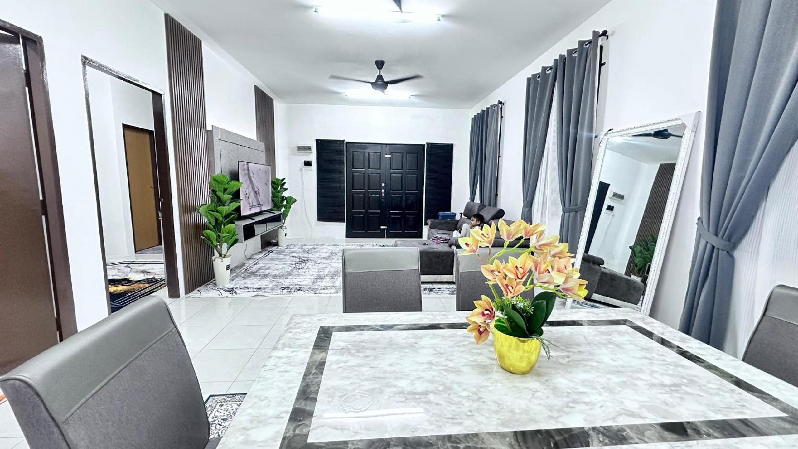 Three-Bedroom House photo 3