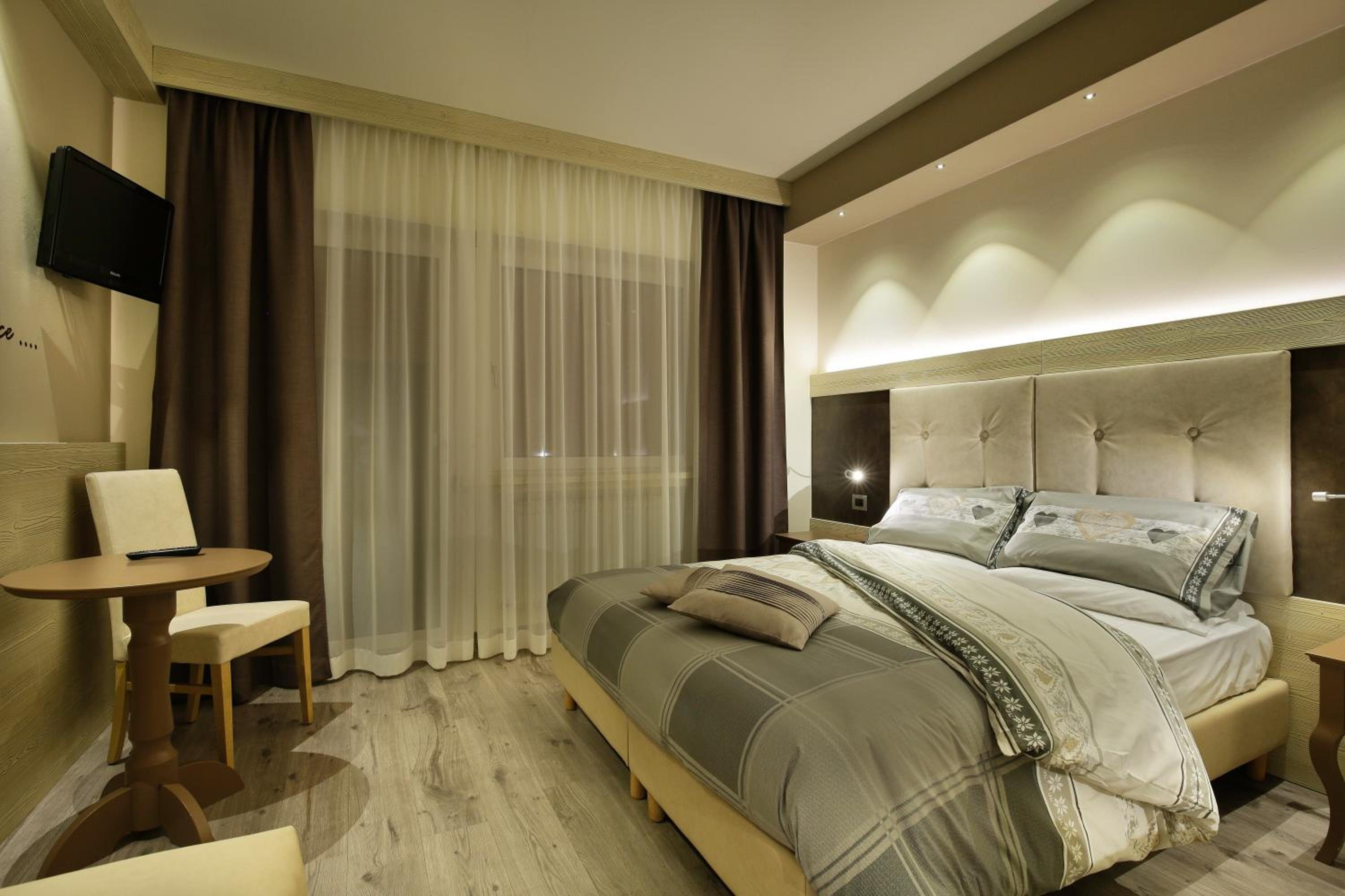 Double or Twin Room with Mountain View - Photo 3