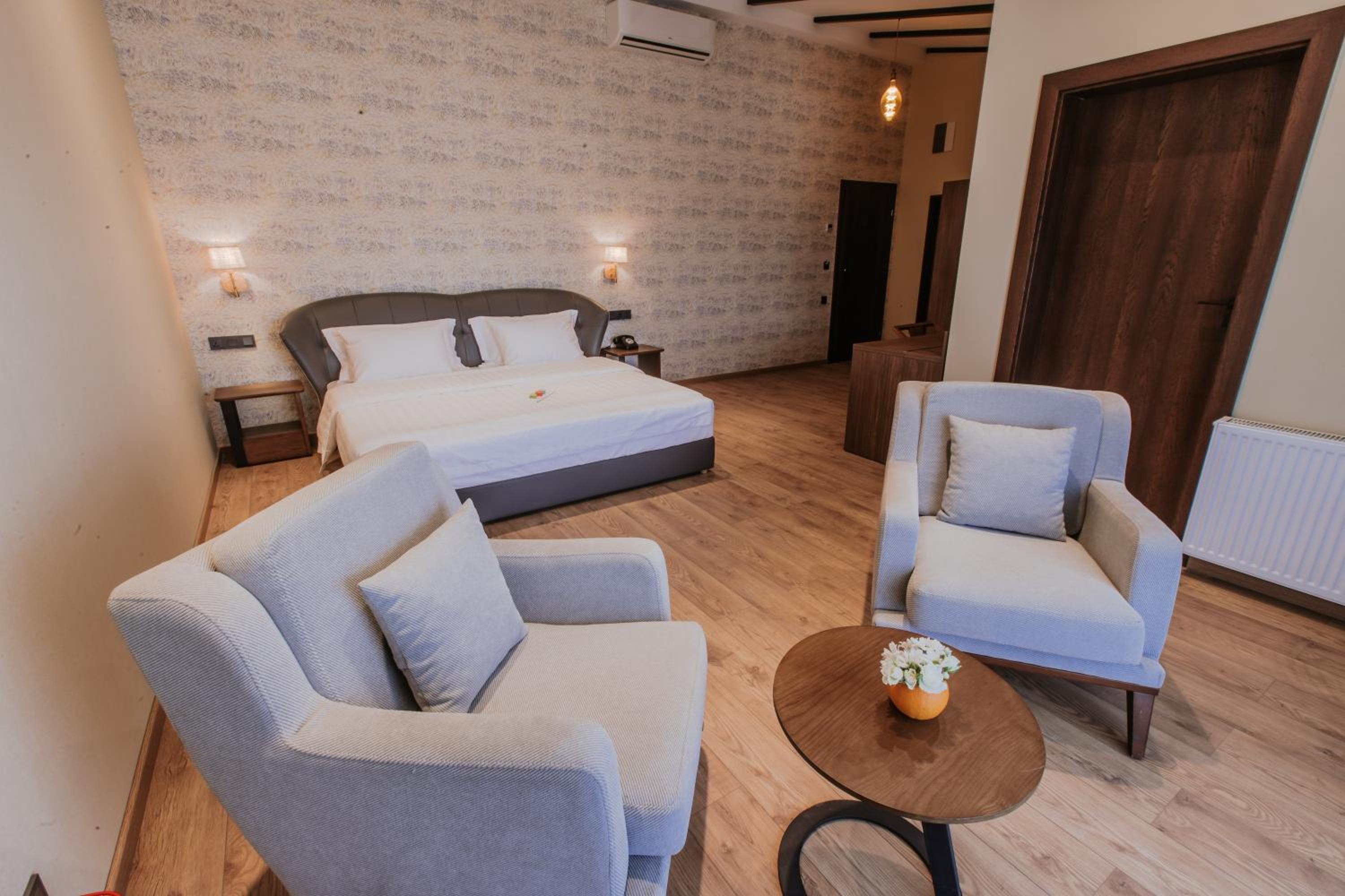 Deluxe Suite - Photo 1