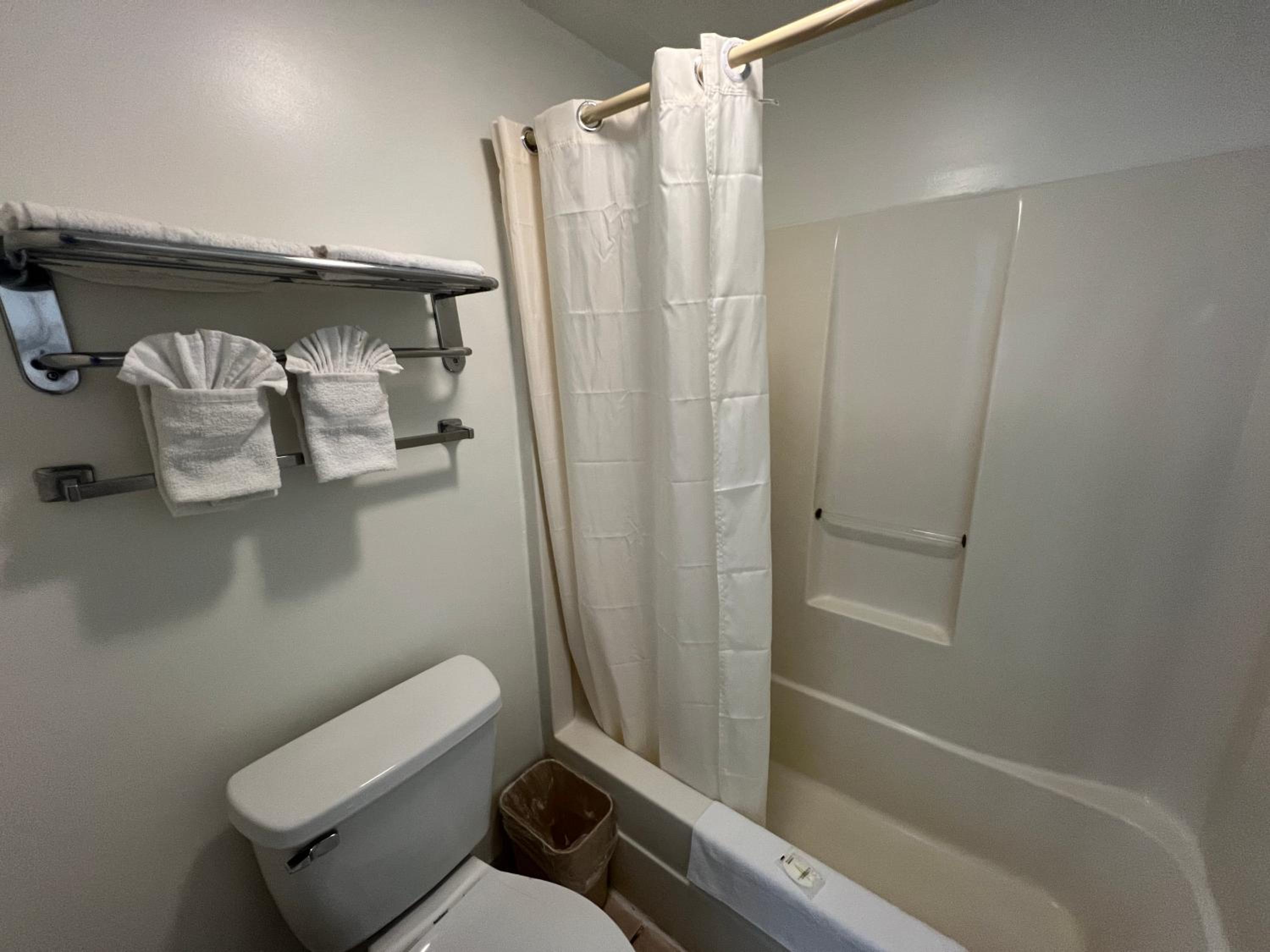 Queen Room with Two Queen Beds photo 3