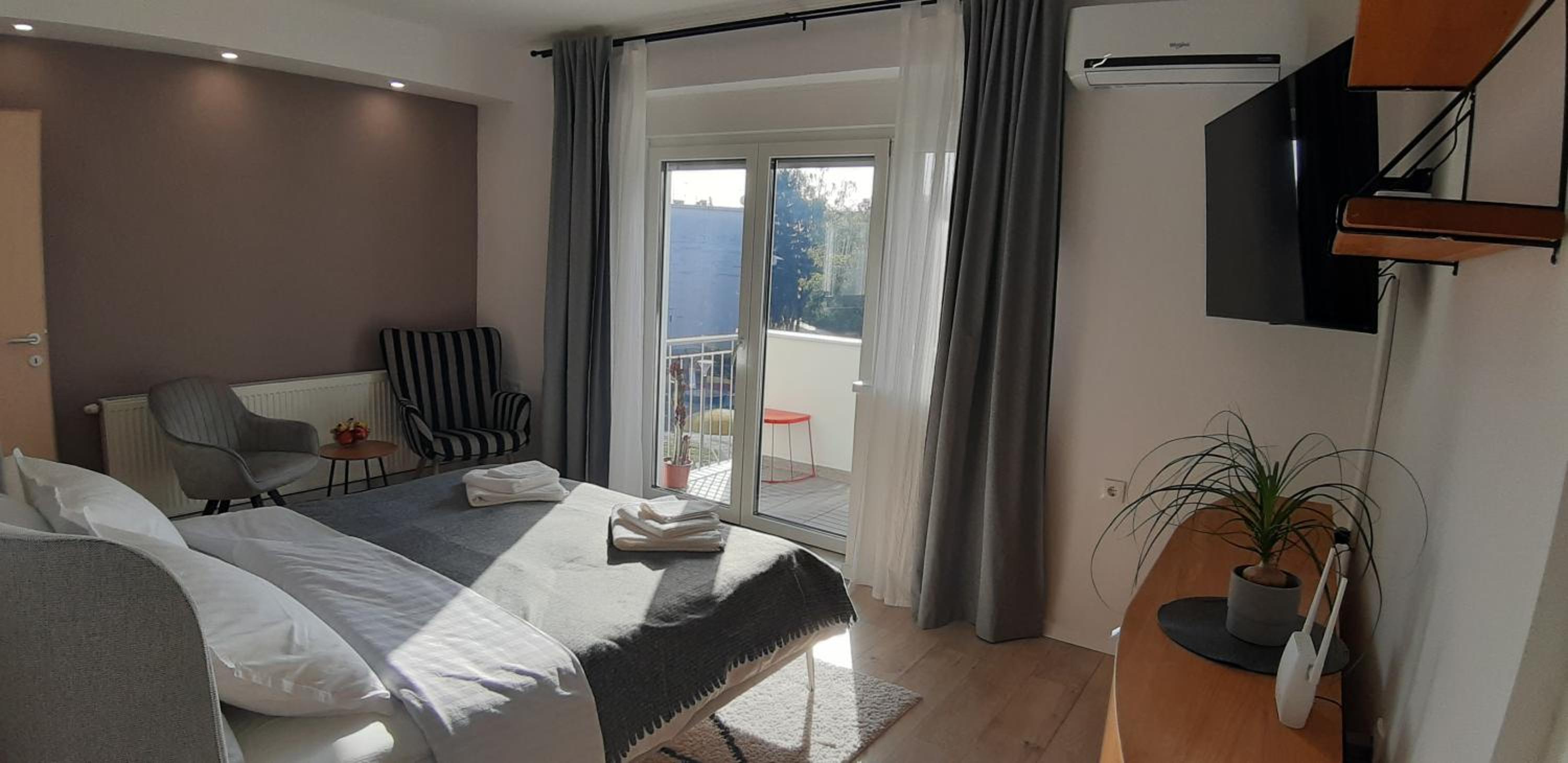 One-Bedroom Apartment photo 1