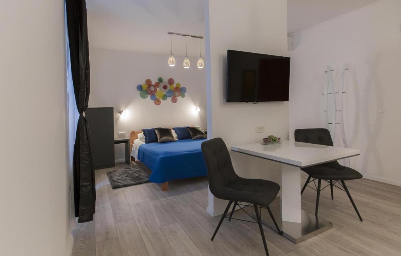 One-Bedroom Apartment - Photo 1