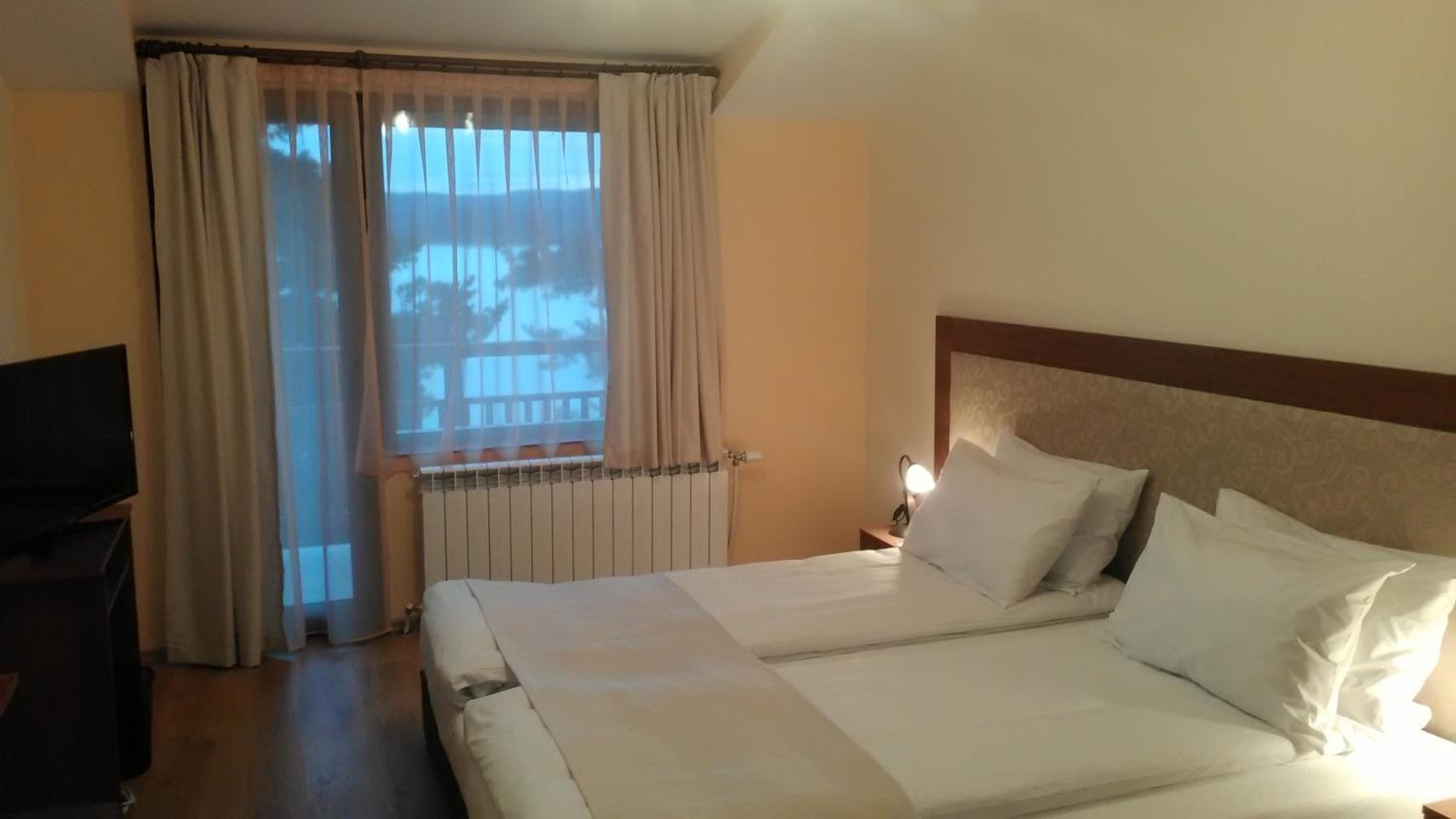Double Room with Lake View - Photo 6
