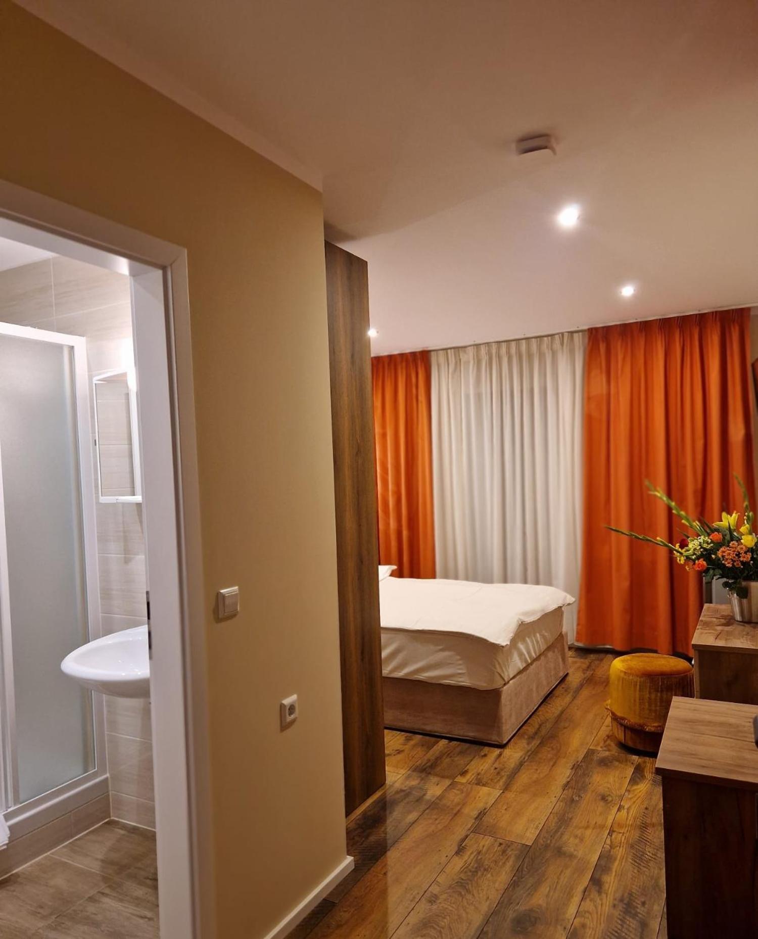 Double or Twin Room with Private Bathroom photo 2