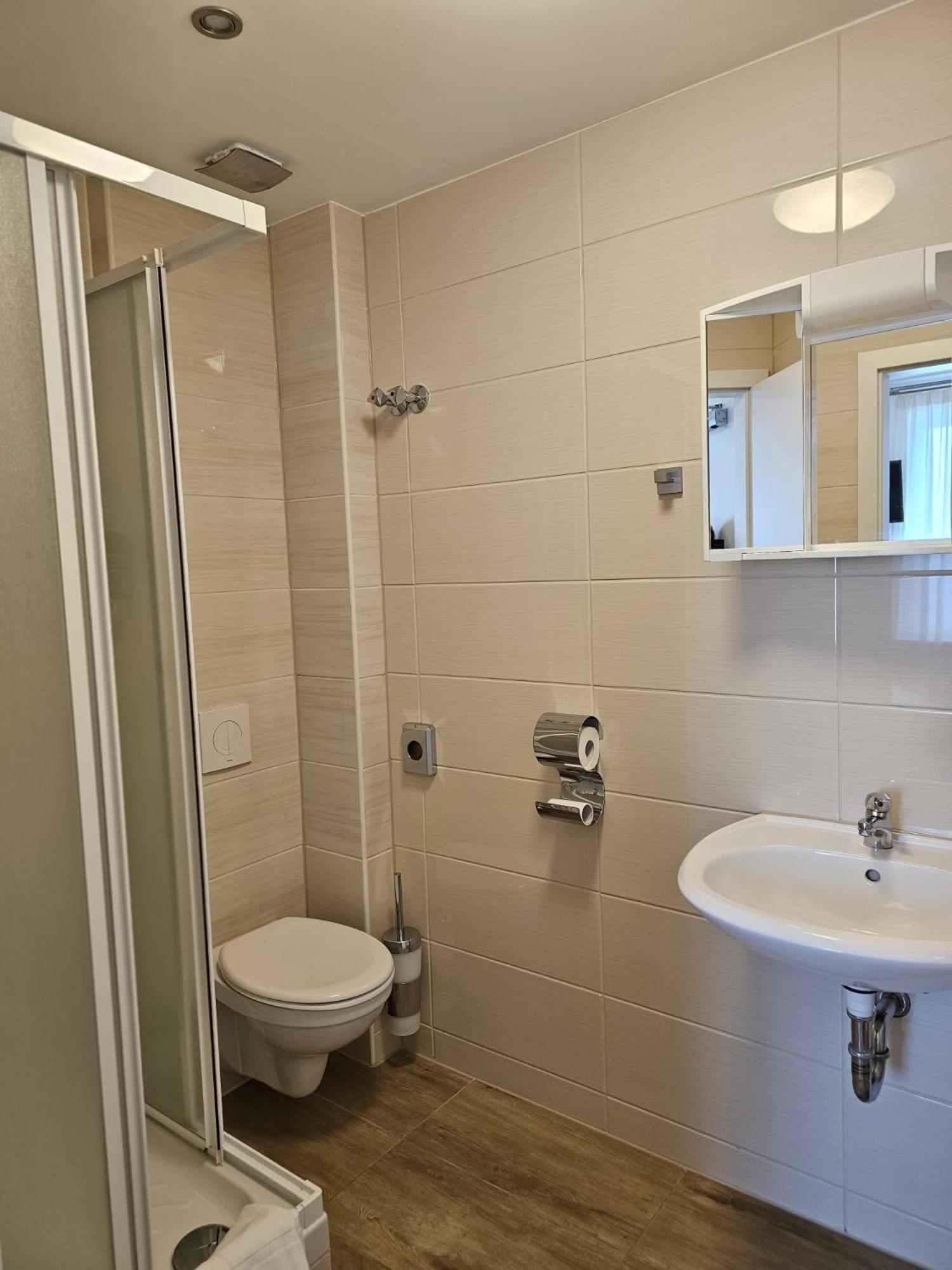 Single Room with Private Bathroom photo 2