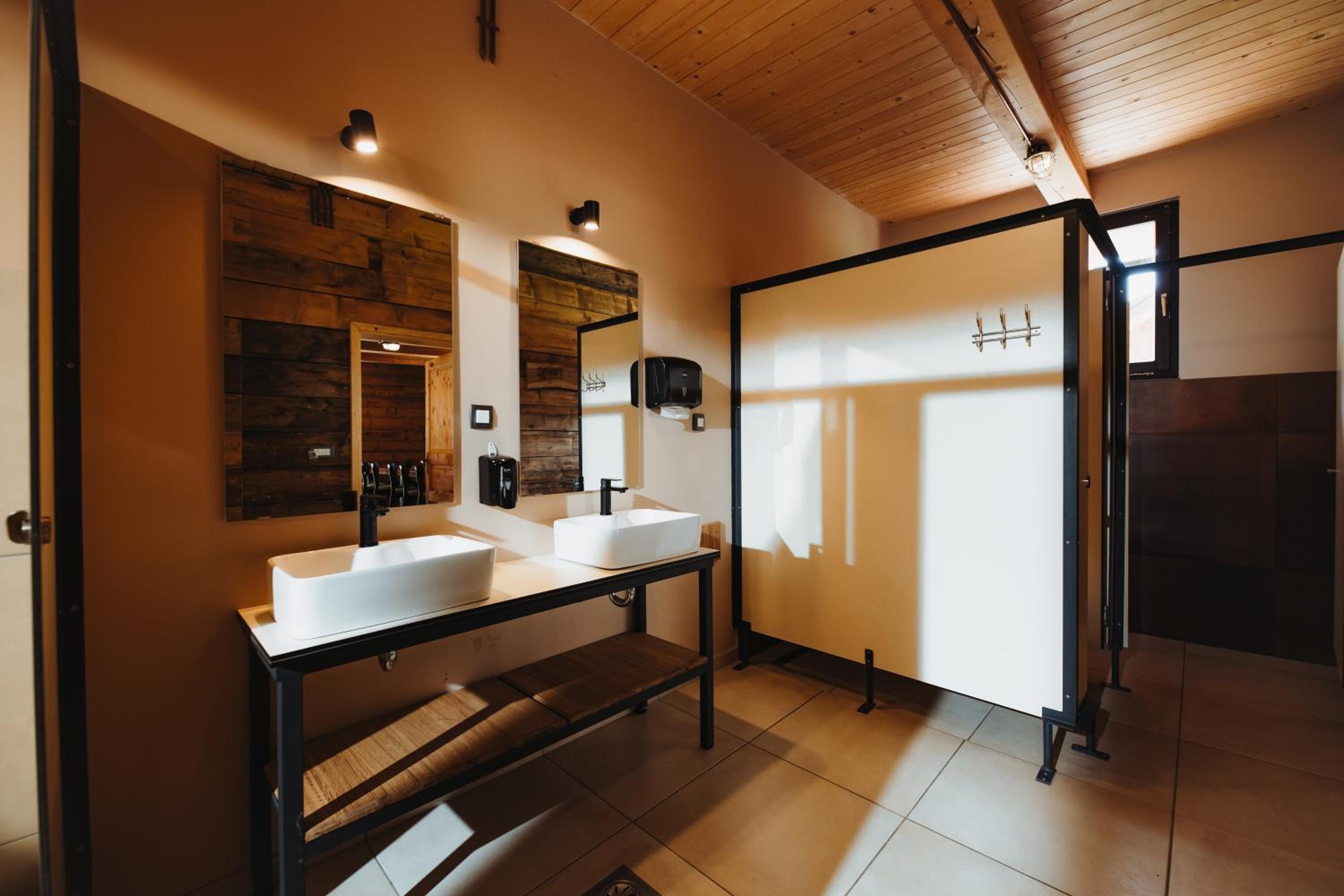 Seven-Bedroom House - Photo 8