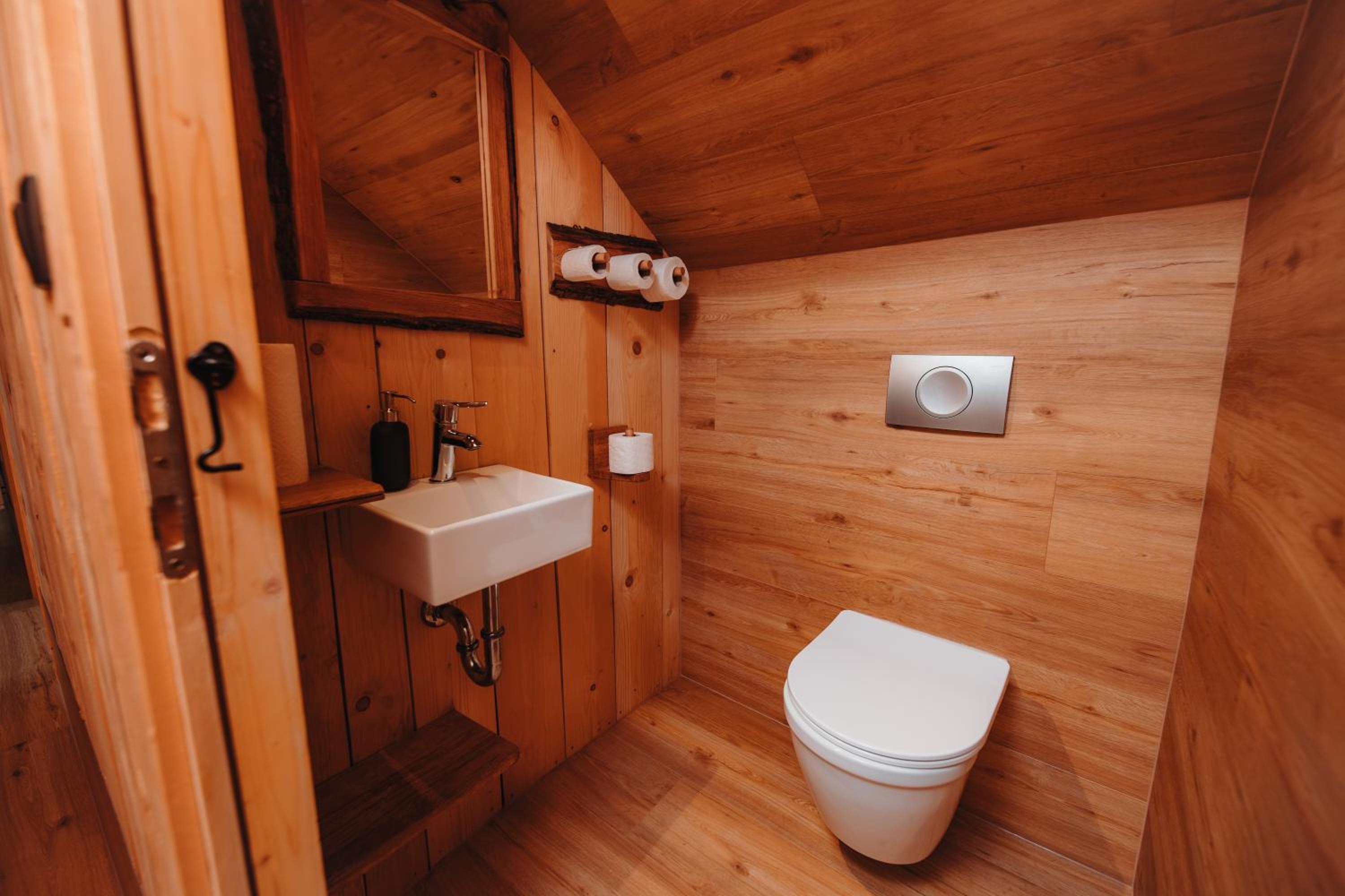 Seven-Bedroom House - Photo 11