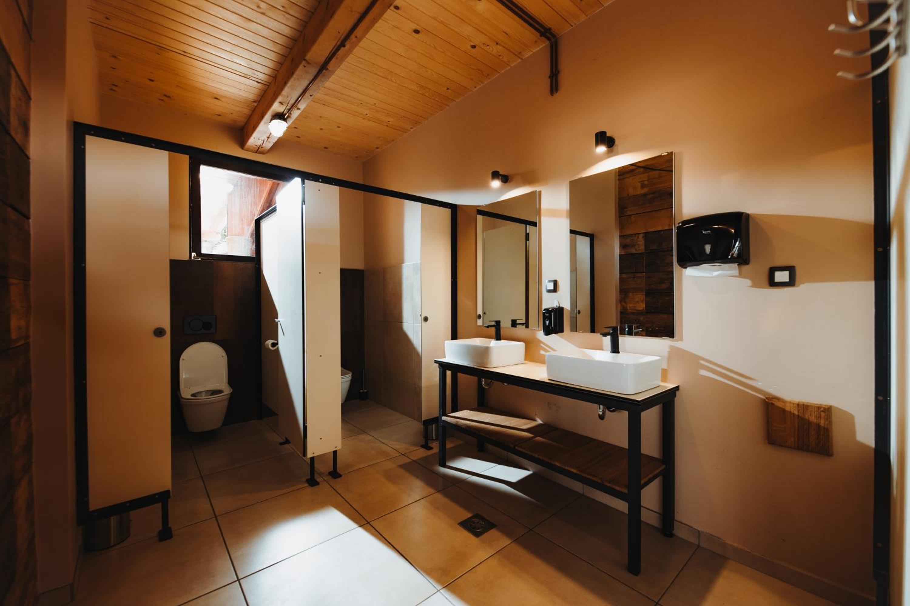 Seven-Bedroom House - Photo 9