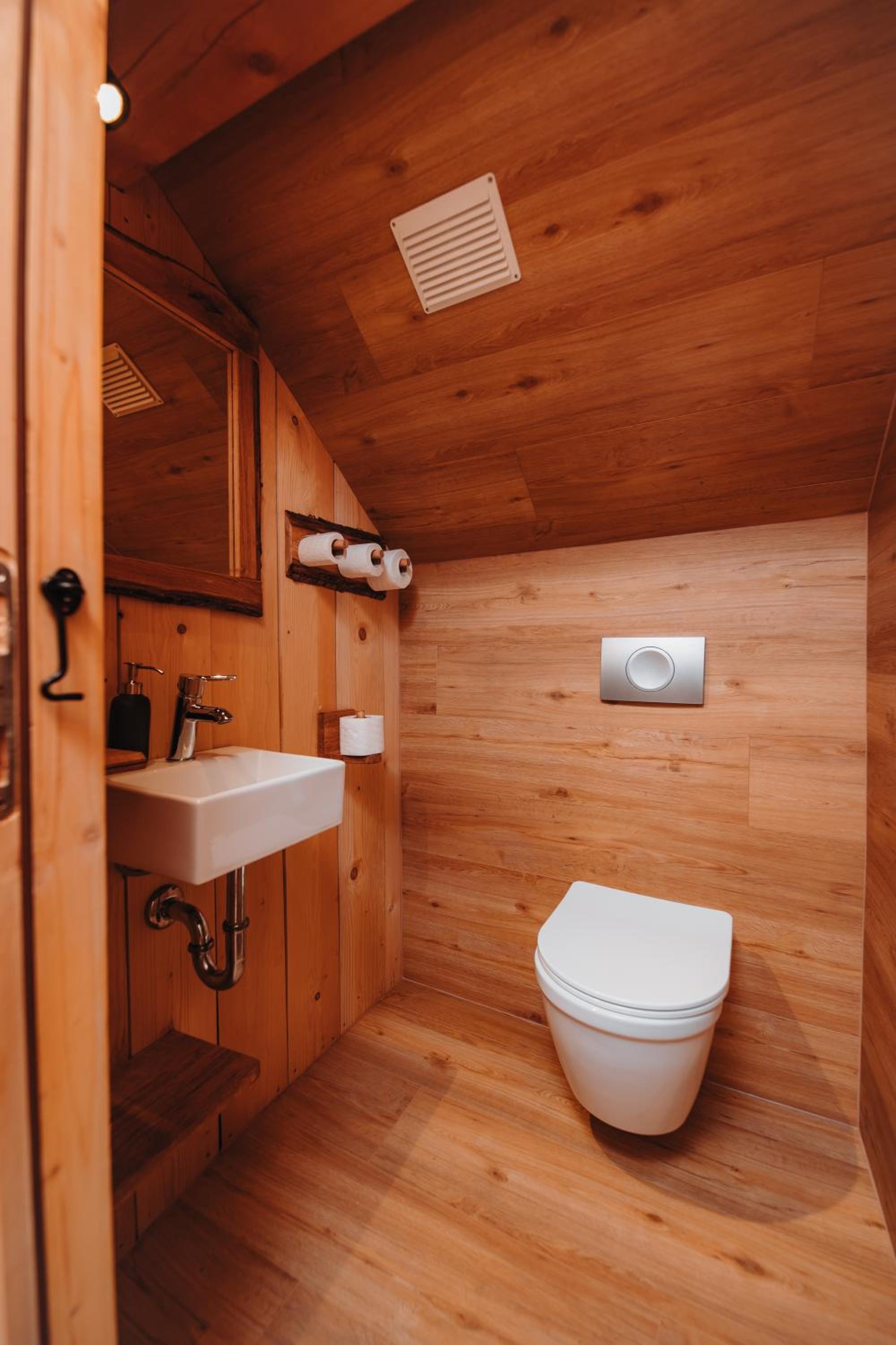 Seven-Bedroom House - Photo 12