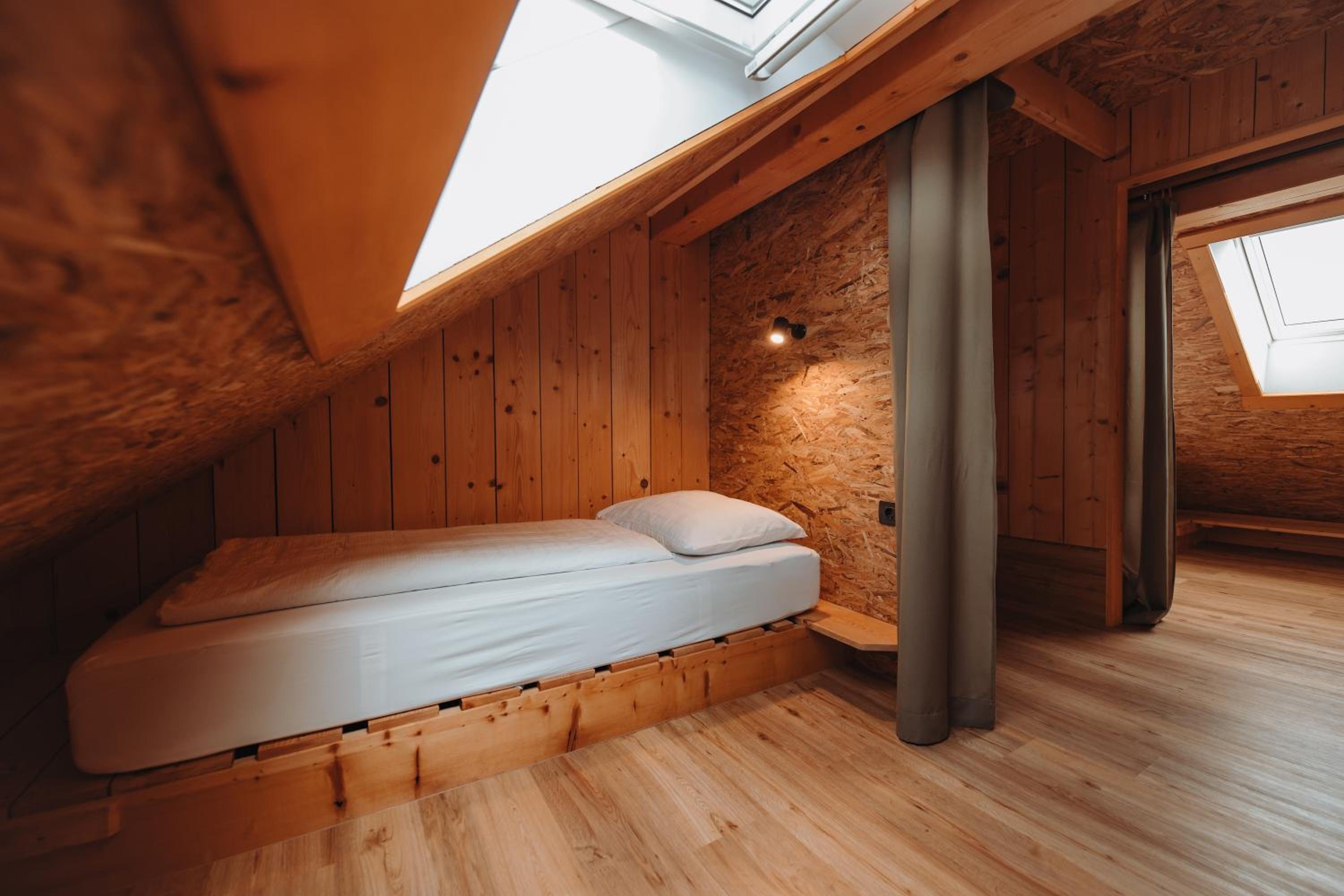 Seven-Bedroom House - Photo 2