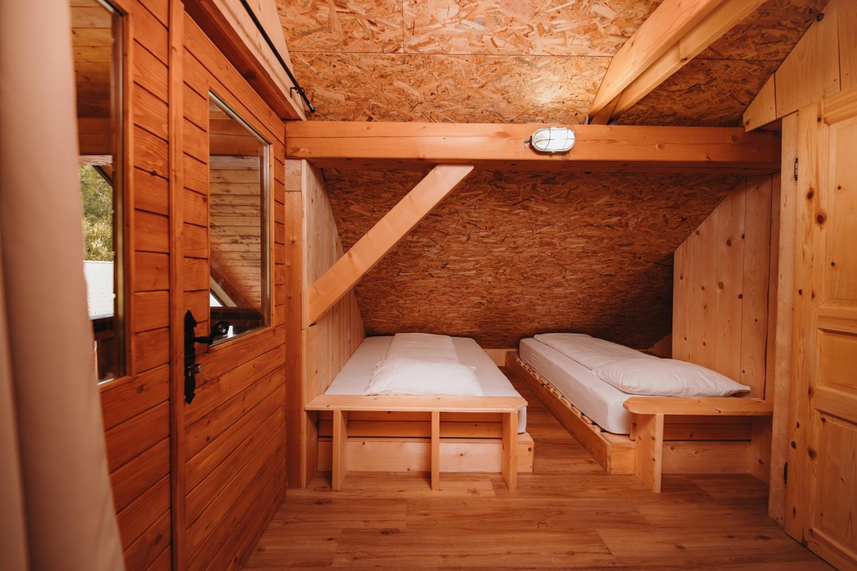 Seven-Bedroom House - Photo 3