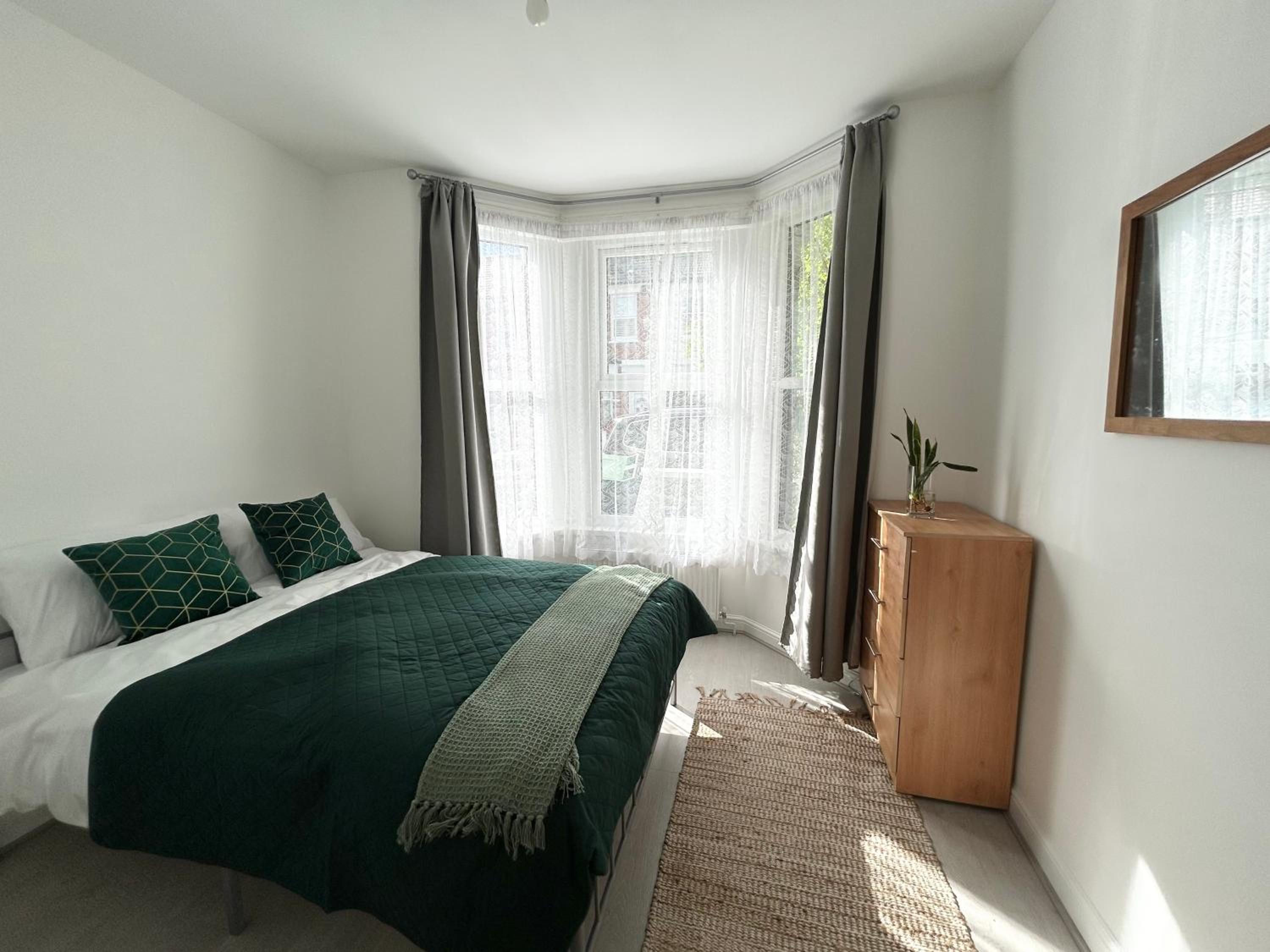 Six-Bedroom House photo 3
