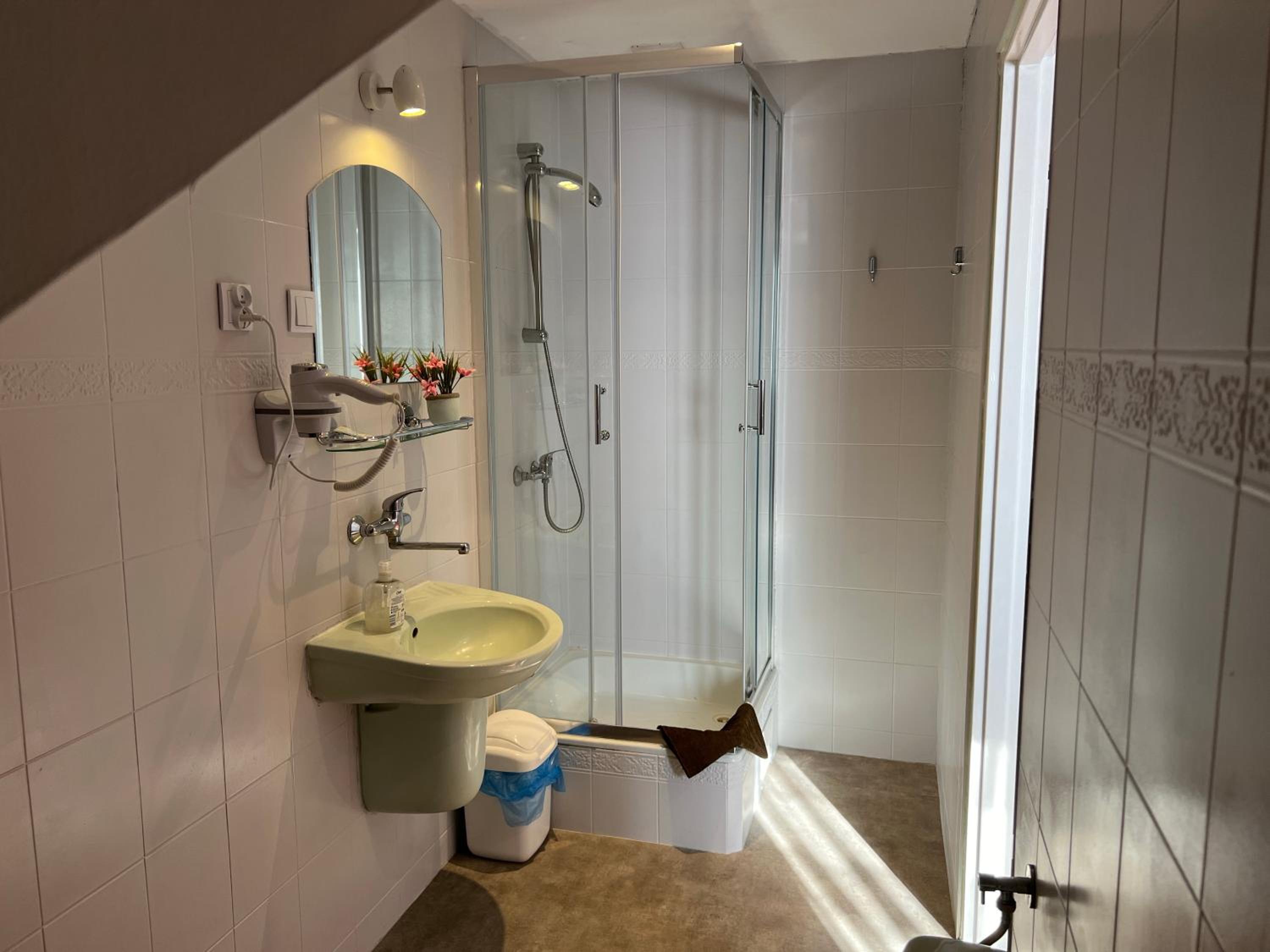 Double Room - Photo 8