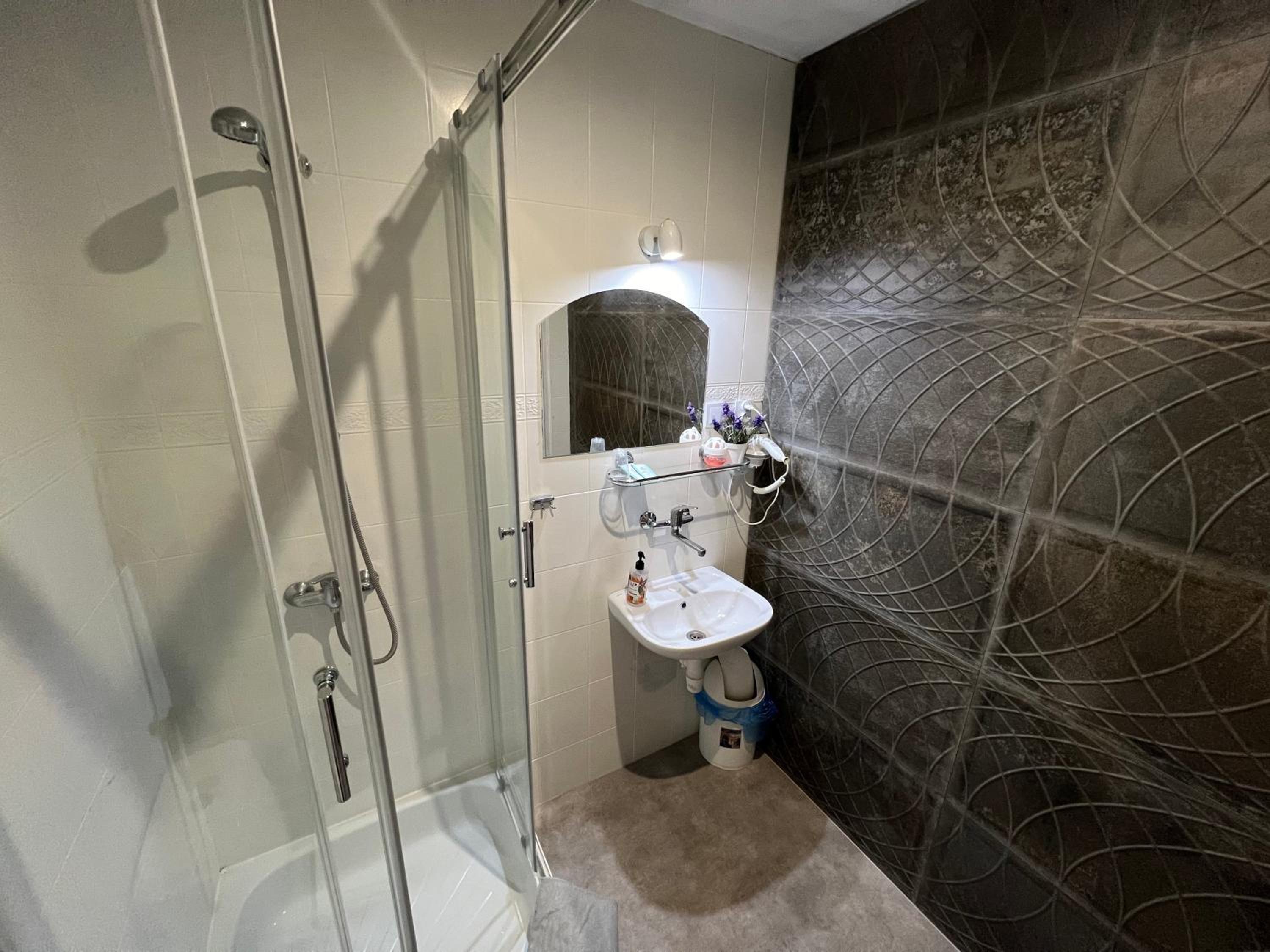 Double Room - Photo 13