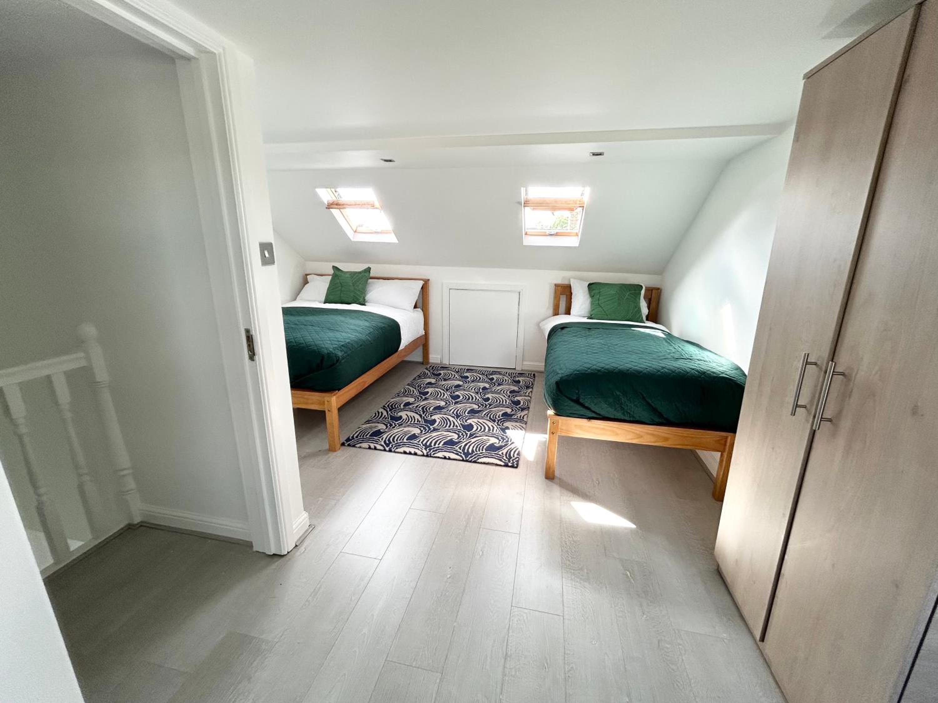 Six-Bedroom House photo 1