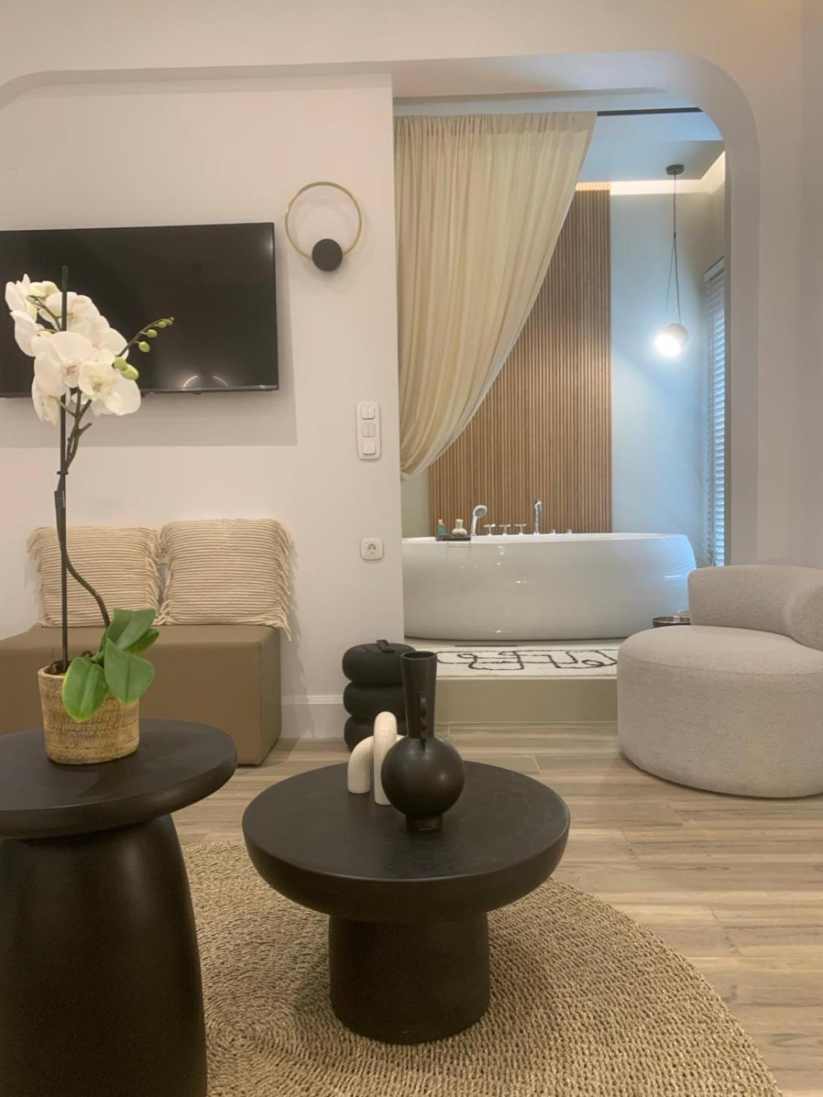 Deluxe Suite with Spa Bath and Partial Sea View 