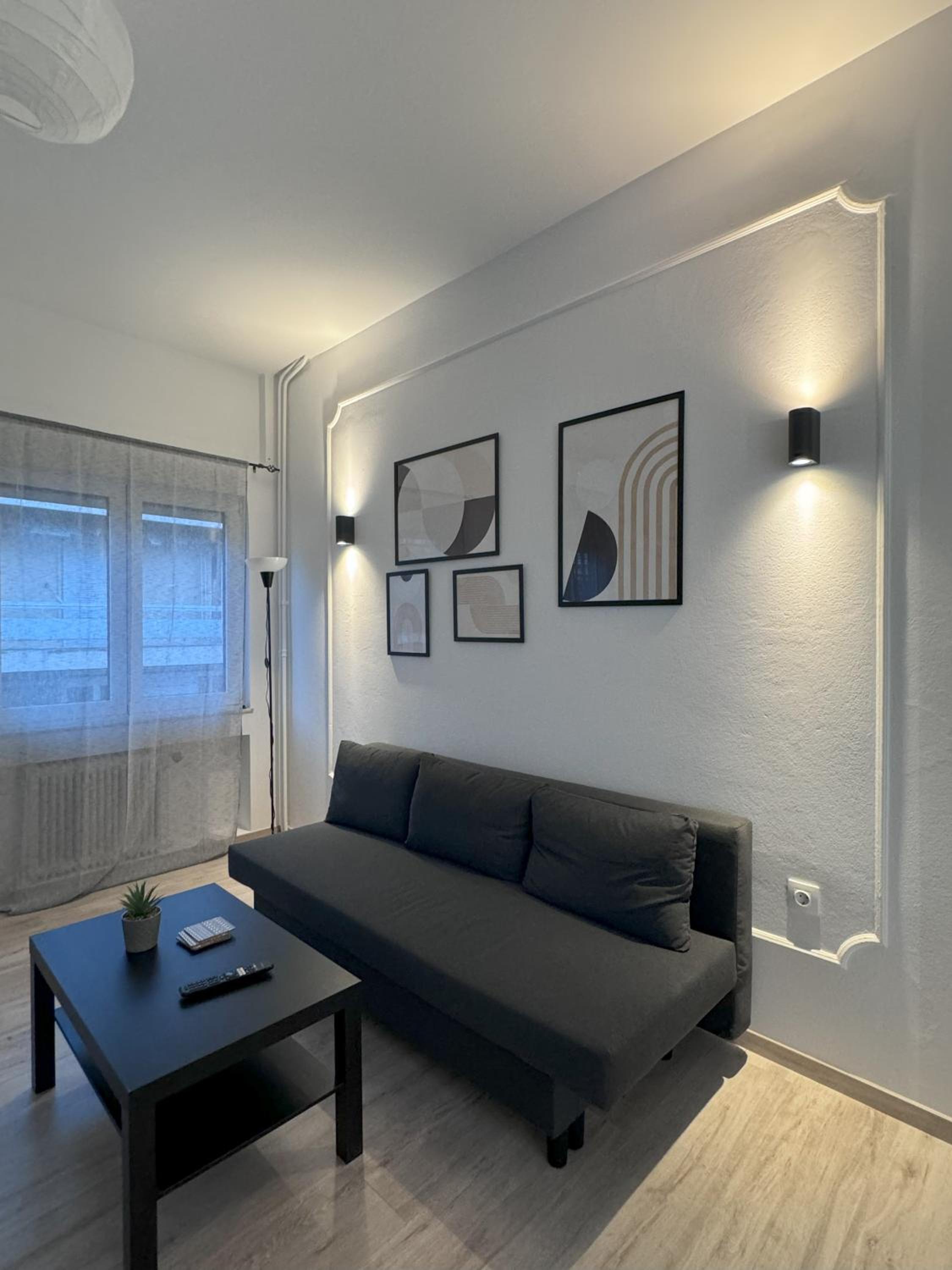 One-Bedroom Apartment photo 1