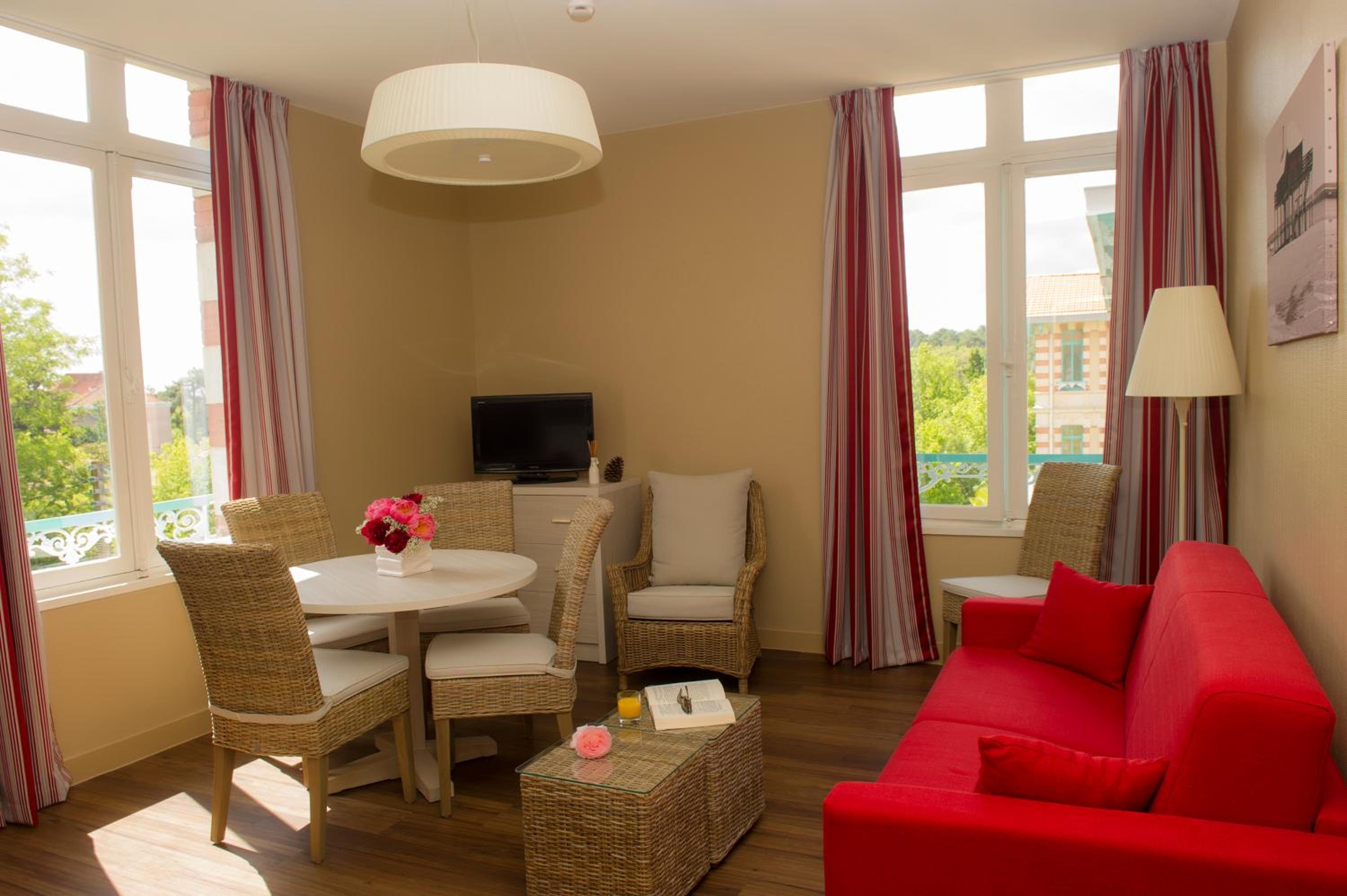 One-Bedroom Apartment with 1 double bed or 2 single beds photo 3