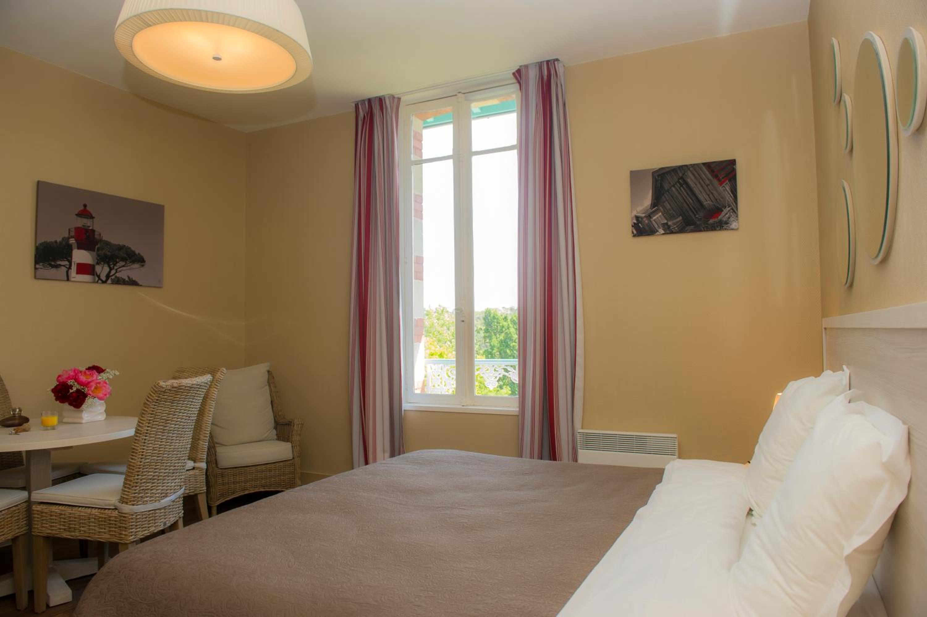 One-Bedroom Apartment with 1 double bed or 2 single beds photo 2