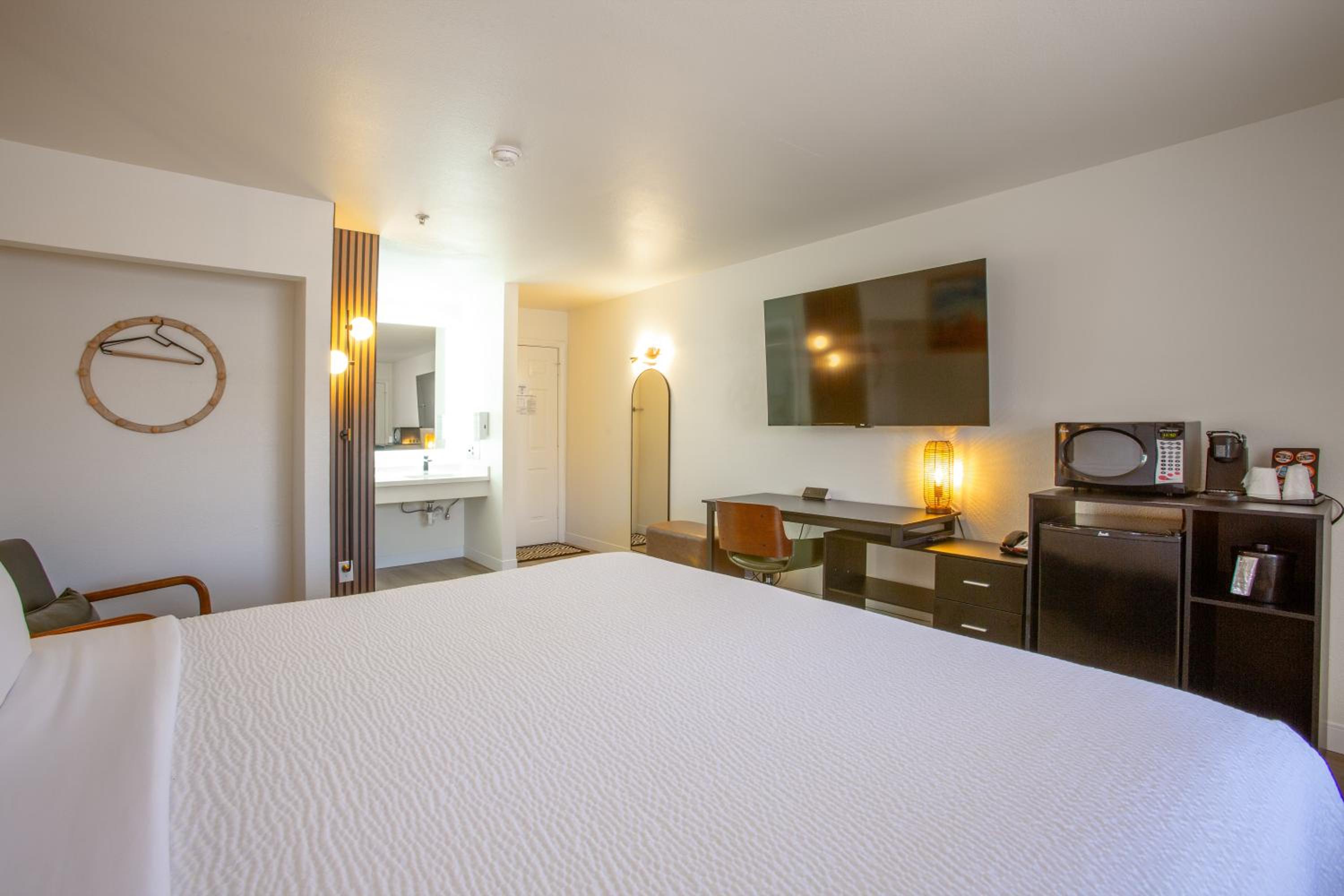 King Room - Pool View - Photo 10