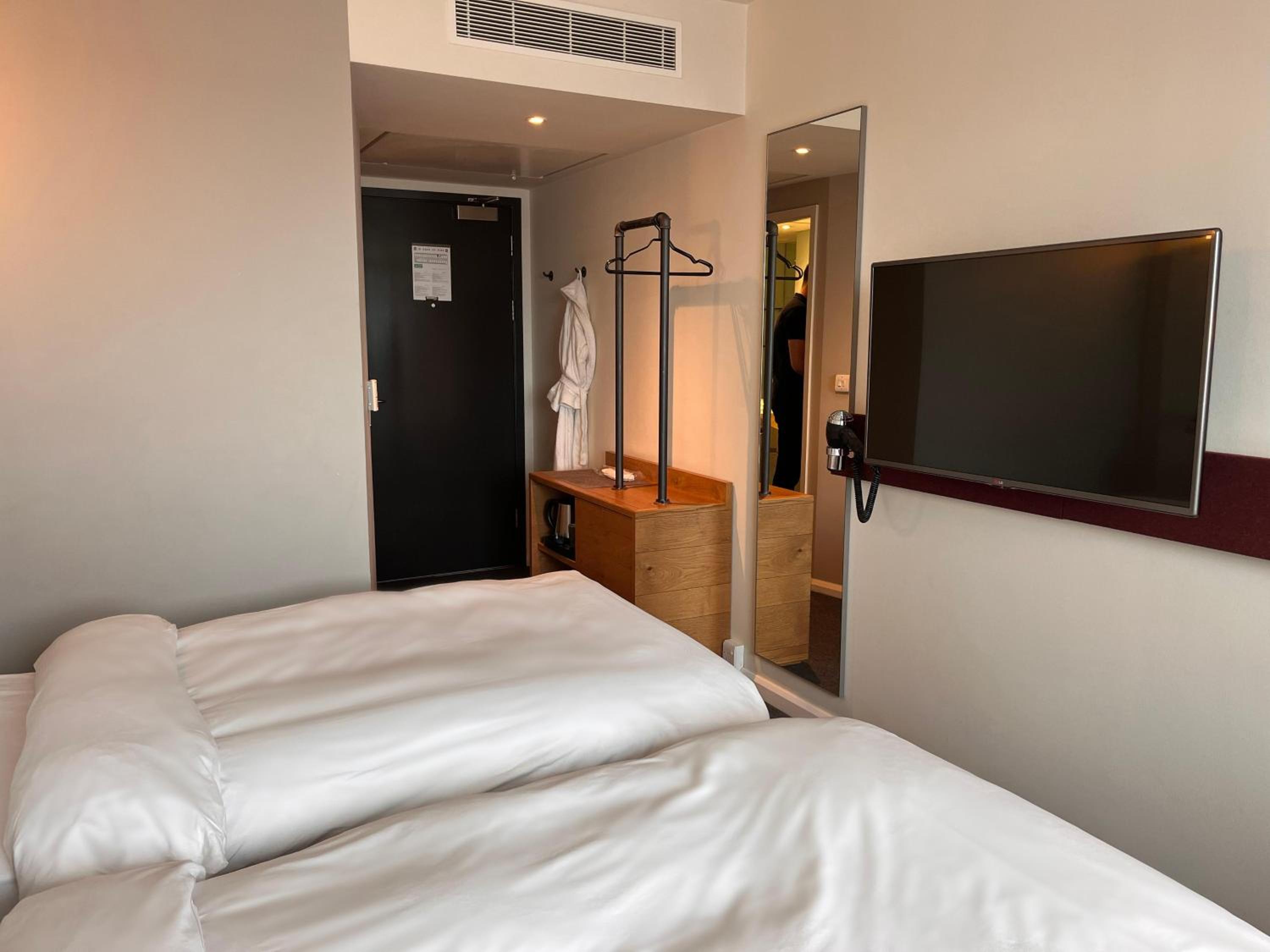 Twin Room - Photo 16