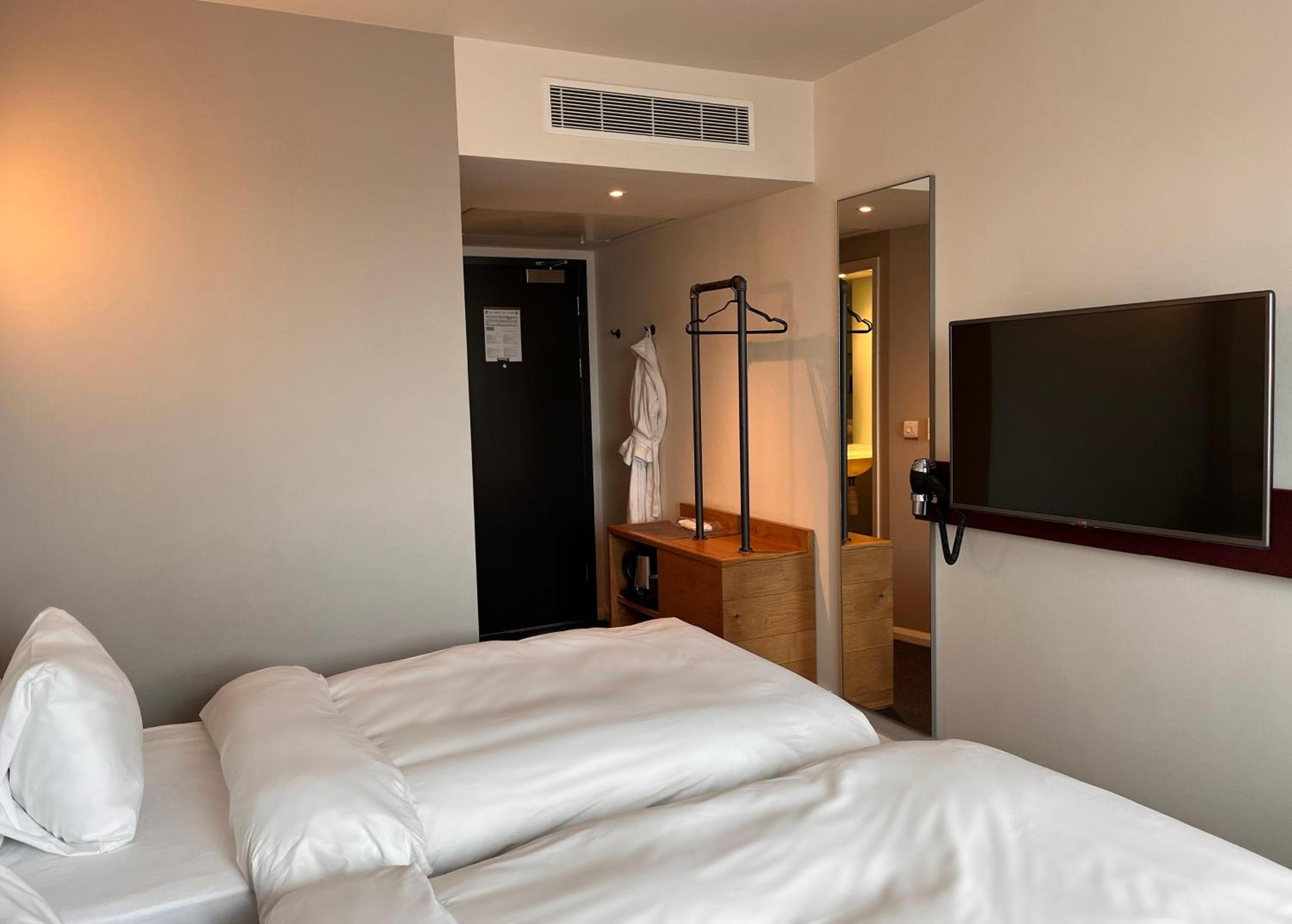 Twin Room - Photo 3