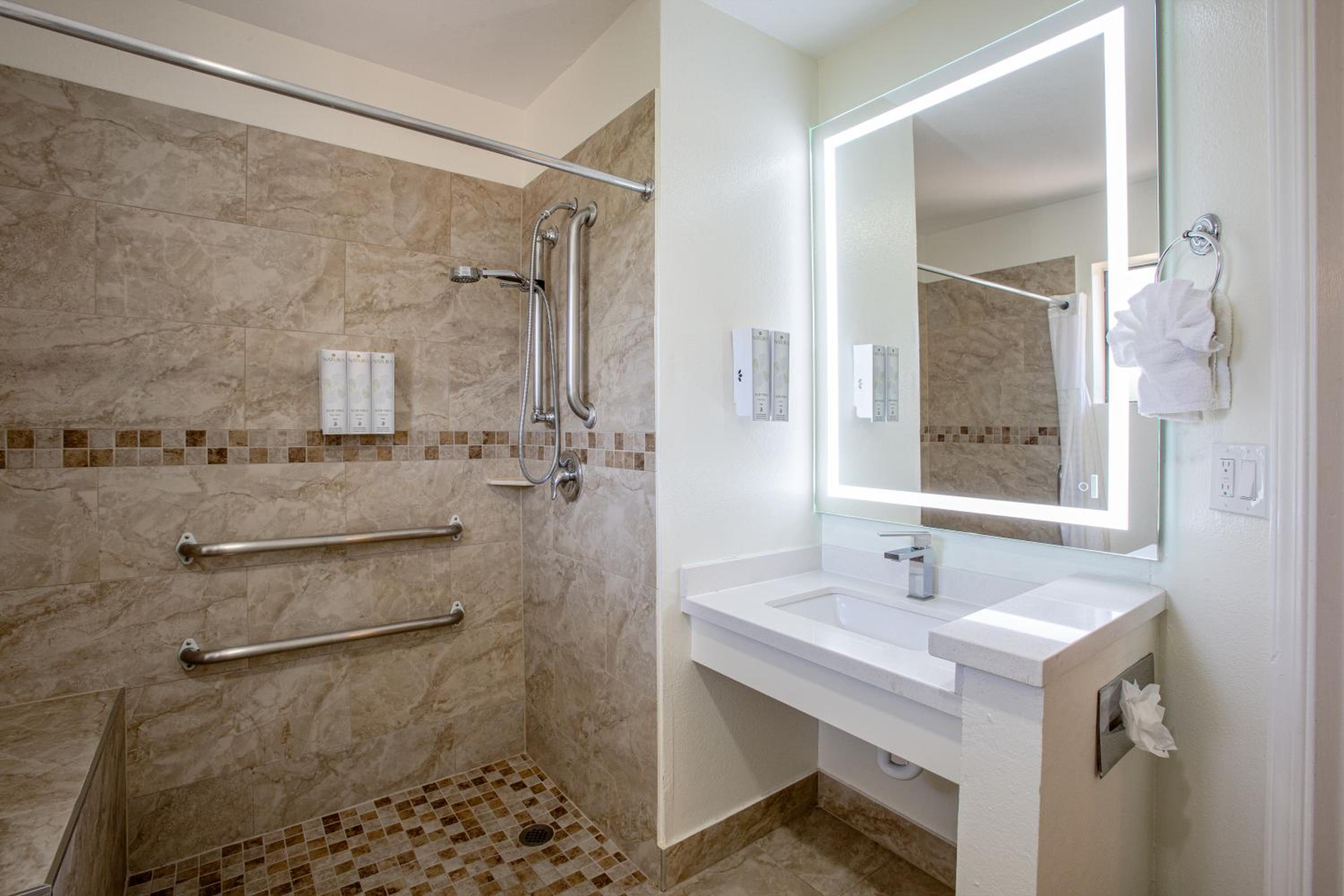 King Room - Disability Access - Non-Smoking - Photo 3