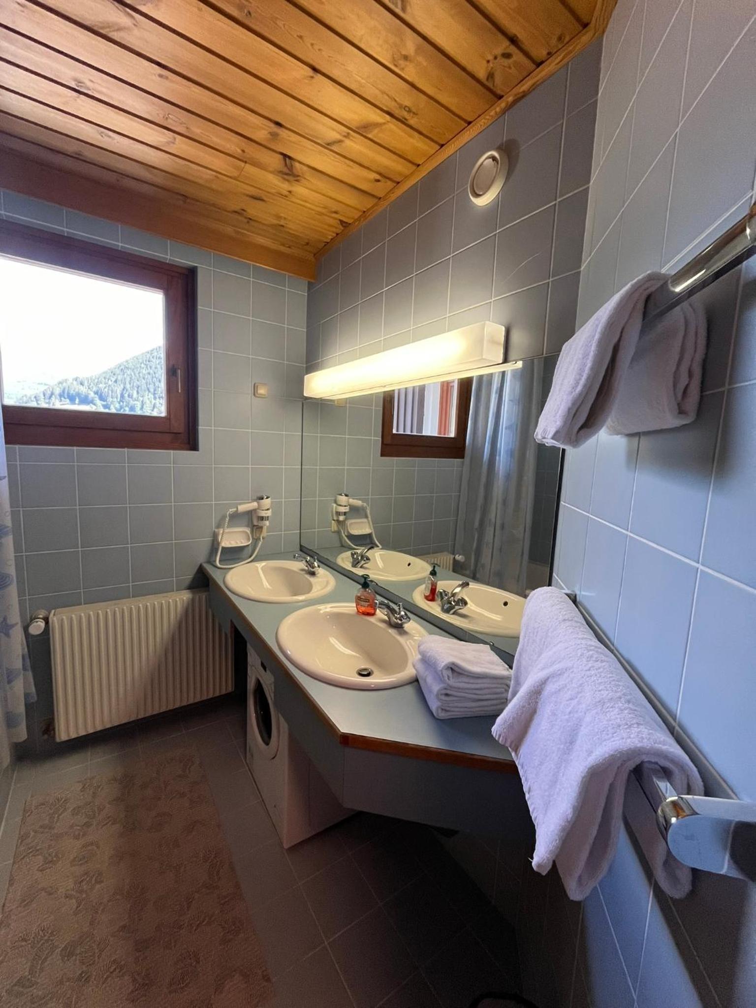 Two-Bedroom Apartment with Mountain View photo 3