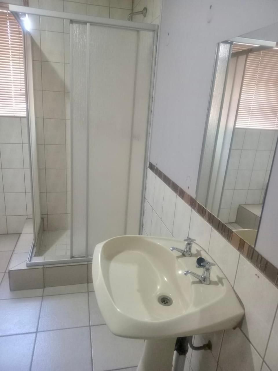 Double or Twin Room with Private Bathroom photo 3