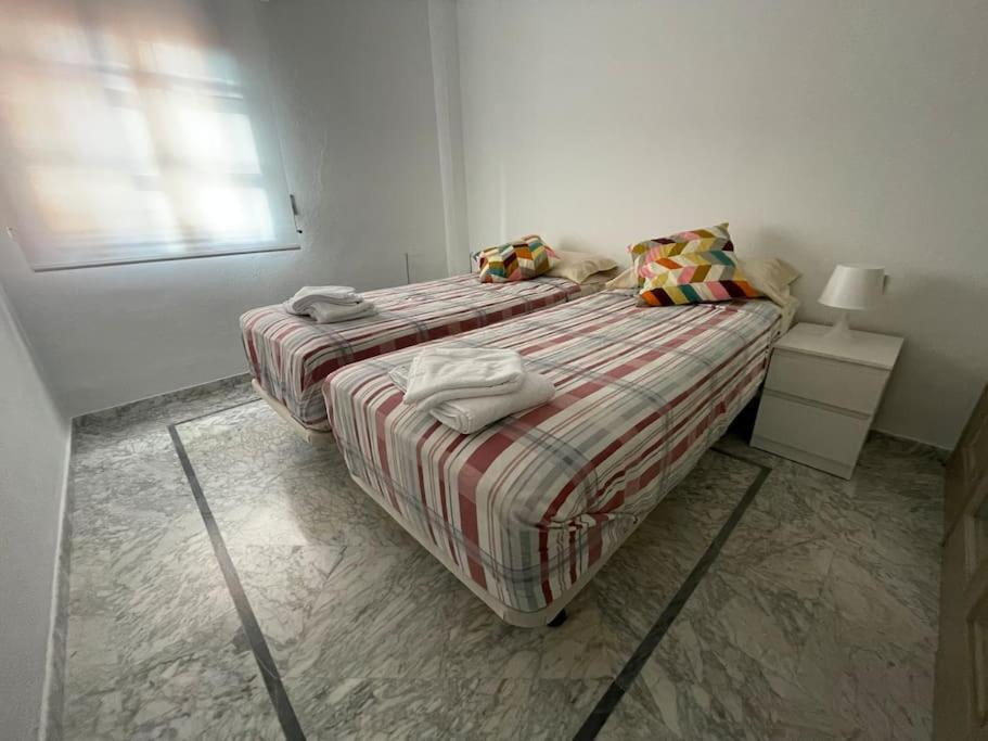 Apartamento de dos habitaciones con terraza y vista al mar