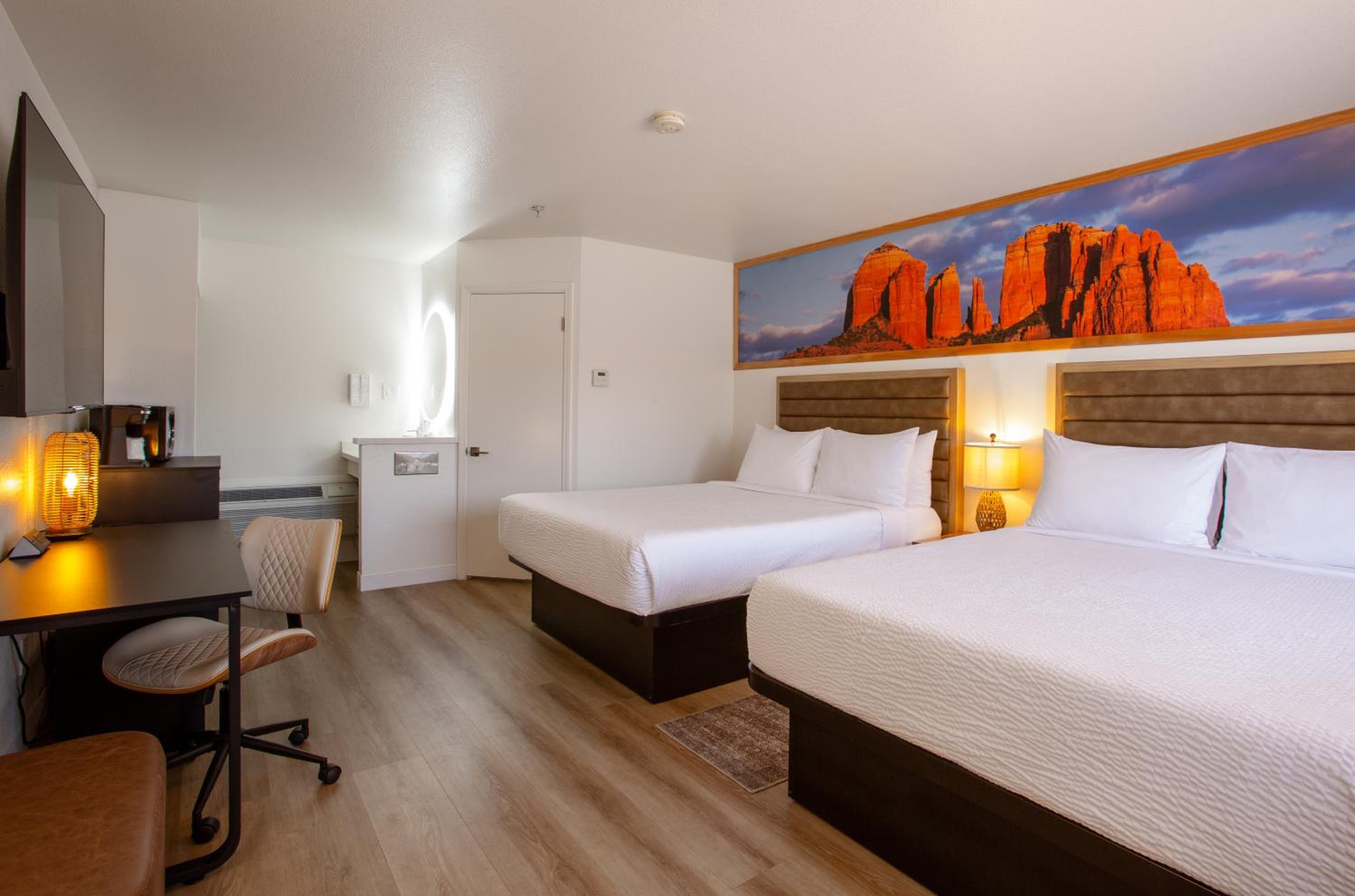 Queen Room with Two Queen Beds - Non-Smoking - Photo 5