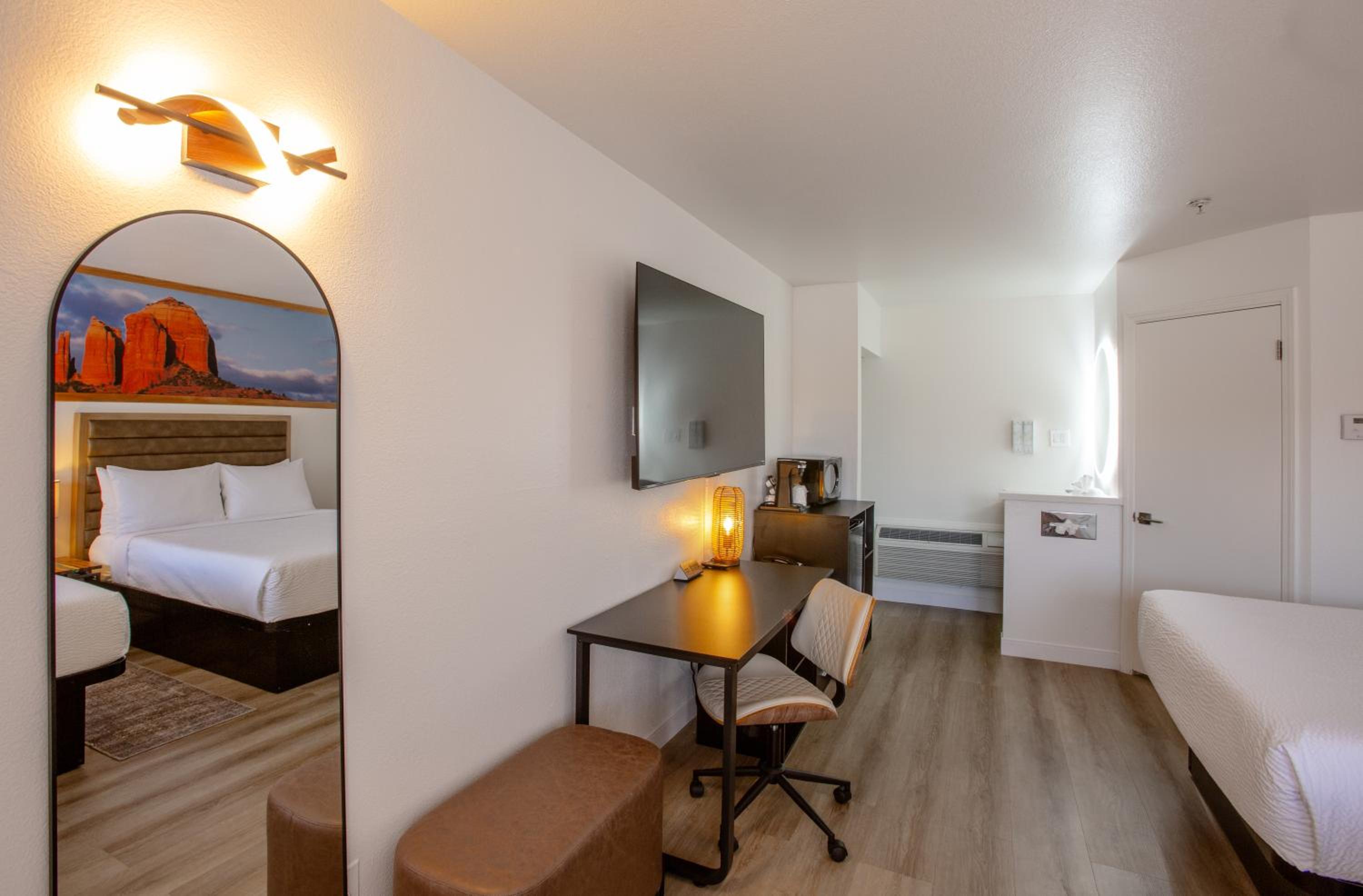 Queen Room with Two Queen Beds - Non-Smoking - Photo 8
