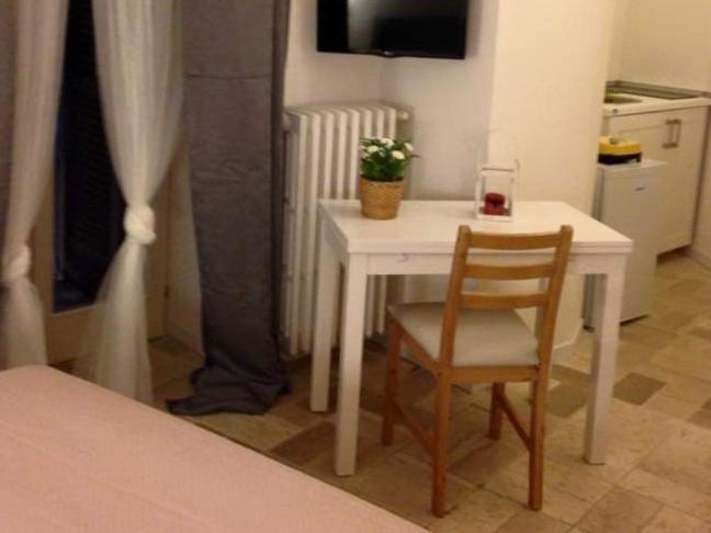 Deluxe Double Room with Balcony - Photo 4