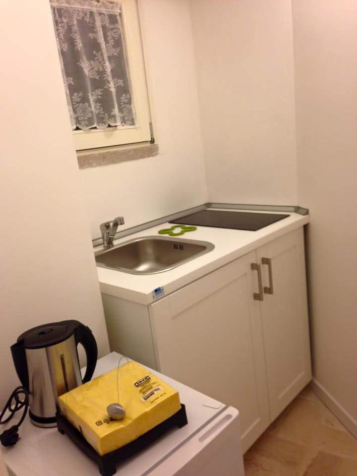 Deluxe Double Room with Balcony - Photo 9