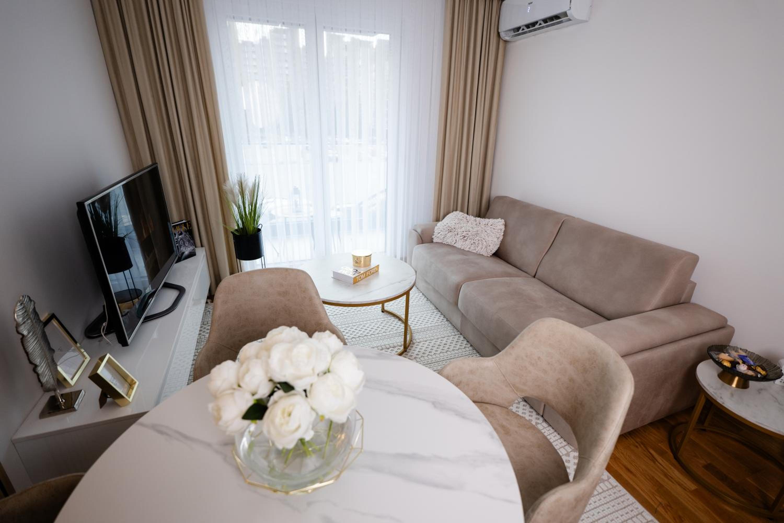 Deluxe One-Bedroom Apartment with City View photo 3
