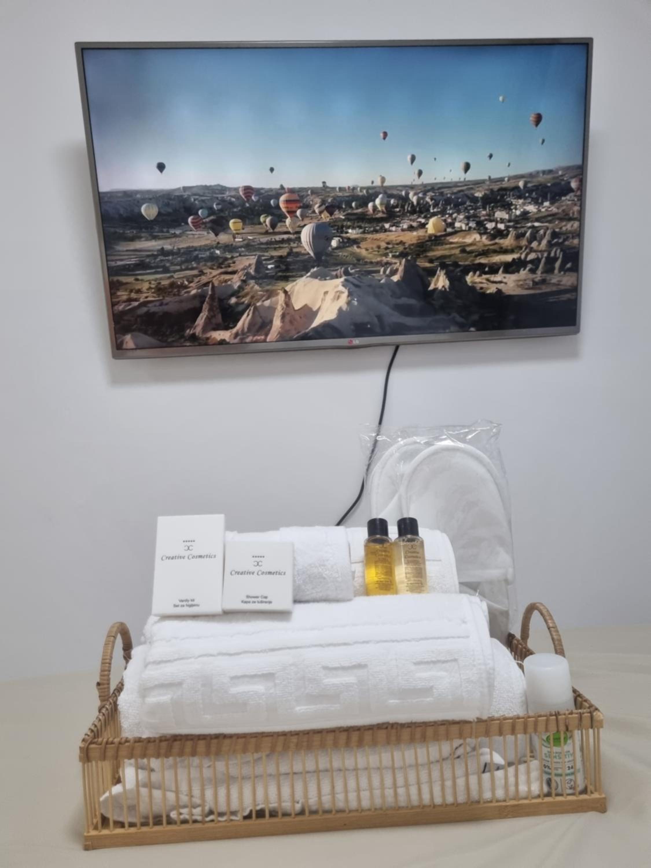 Deluxe One-Bedroom Apartment with City View photo 2
